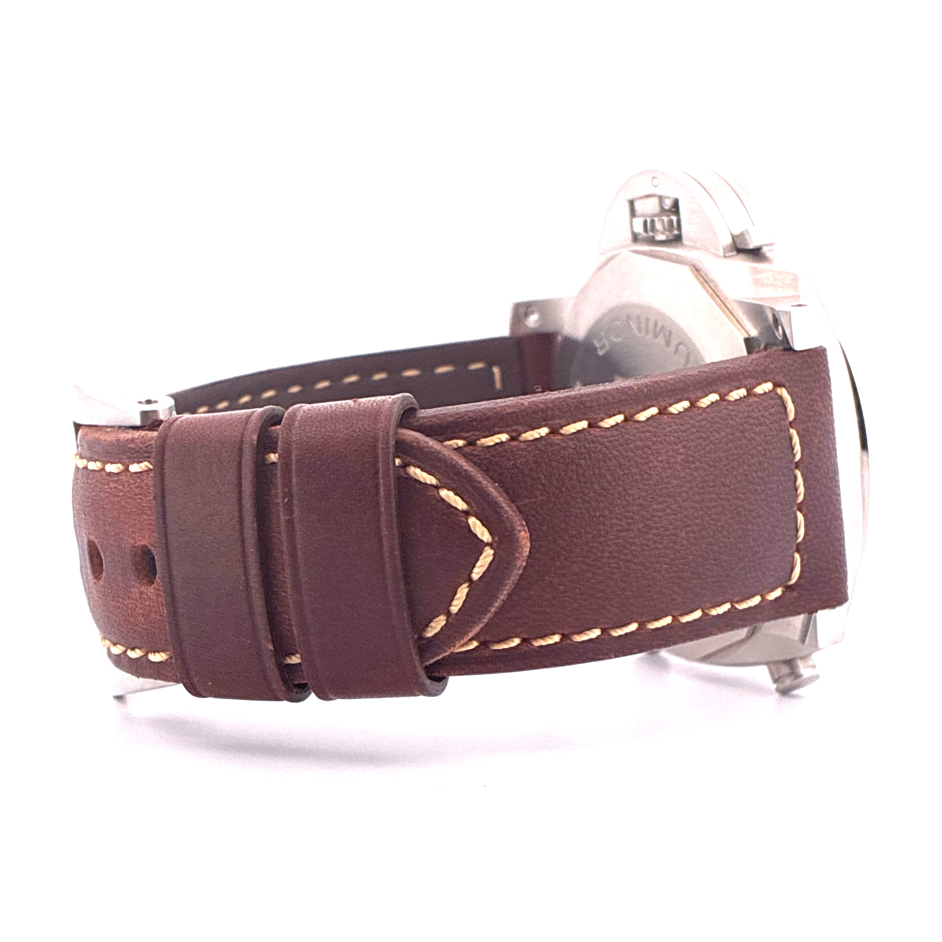 Panerai Luminor Chrono 44 Mm Seitenansicht Lederarmband braun mit hellen Nähten auf weißem Hintergrund