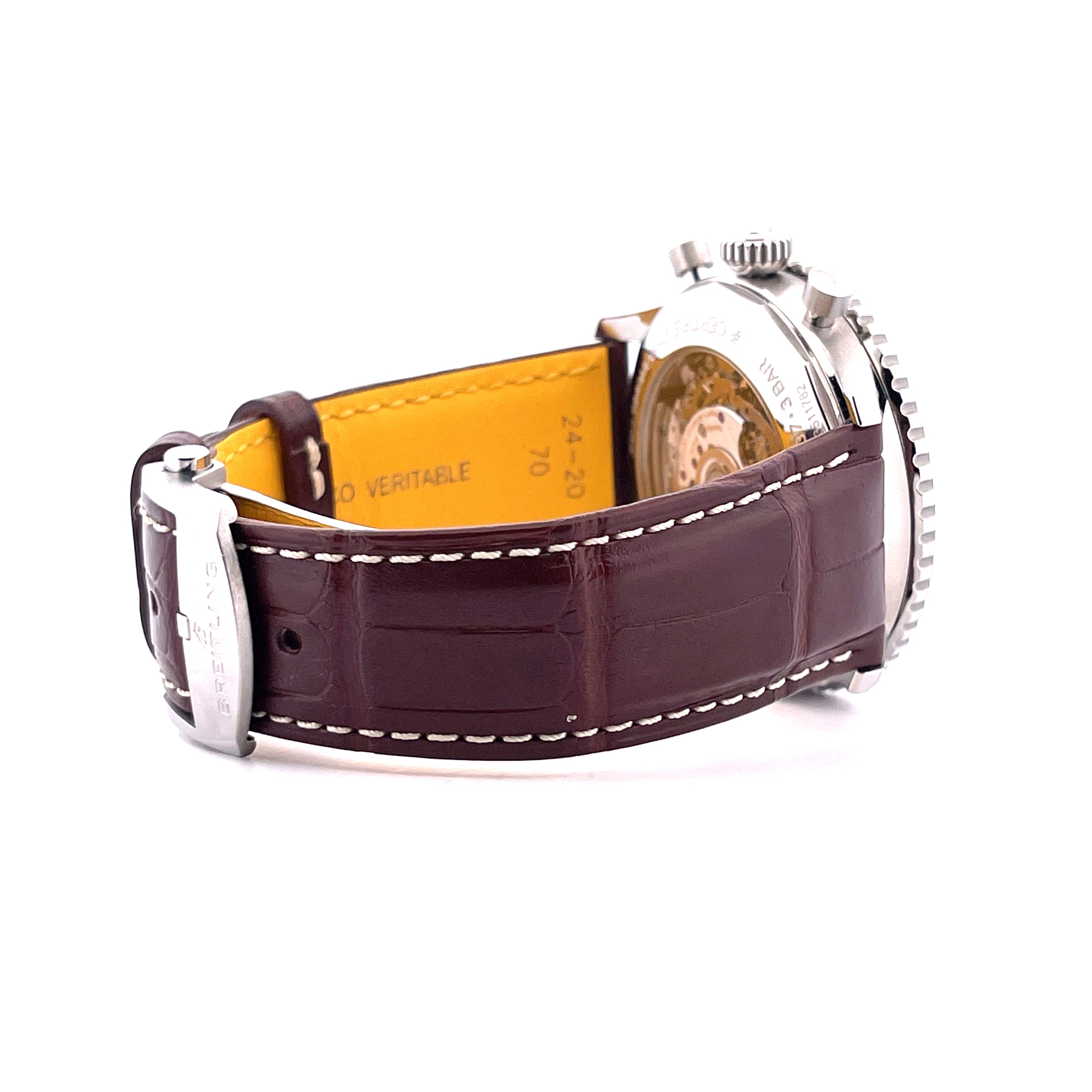 Seitenansicht eines Breitling Navitimer mit braunem Lederarmband und silberner Schließe