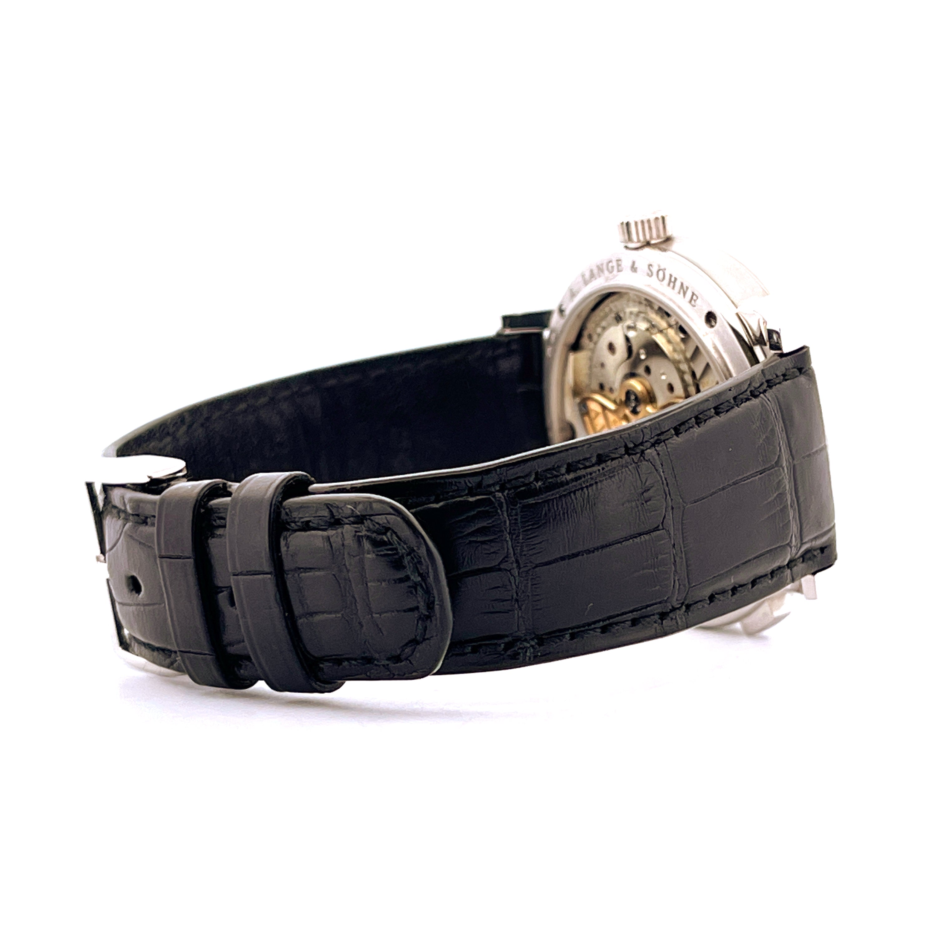 Seitenansicht des A. Lange & Söhne Langematik Perpetual Platin mit schwarzem Krokodillederarmband