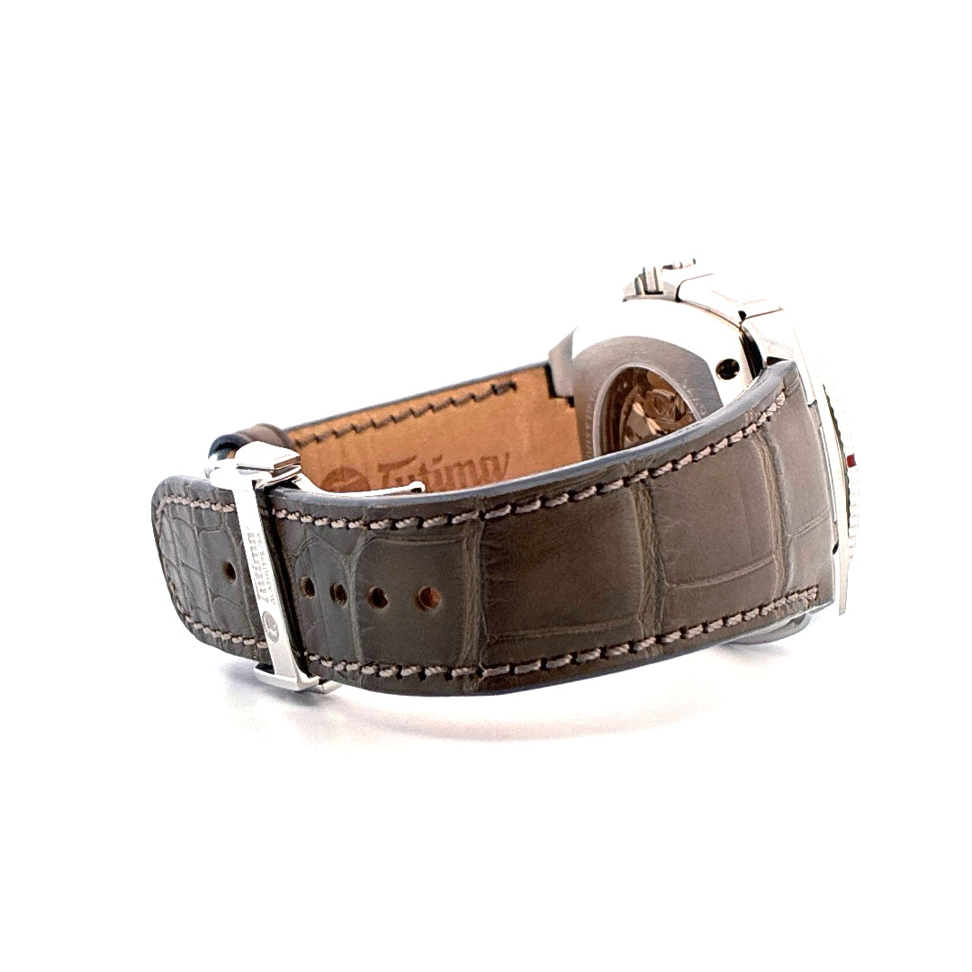 Tutima Saxon One Chronograph mit grauem Lederarmband und silberner Schließe auf weißem Hintergrund