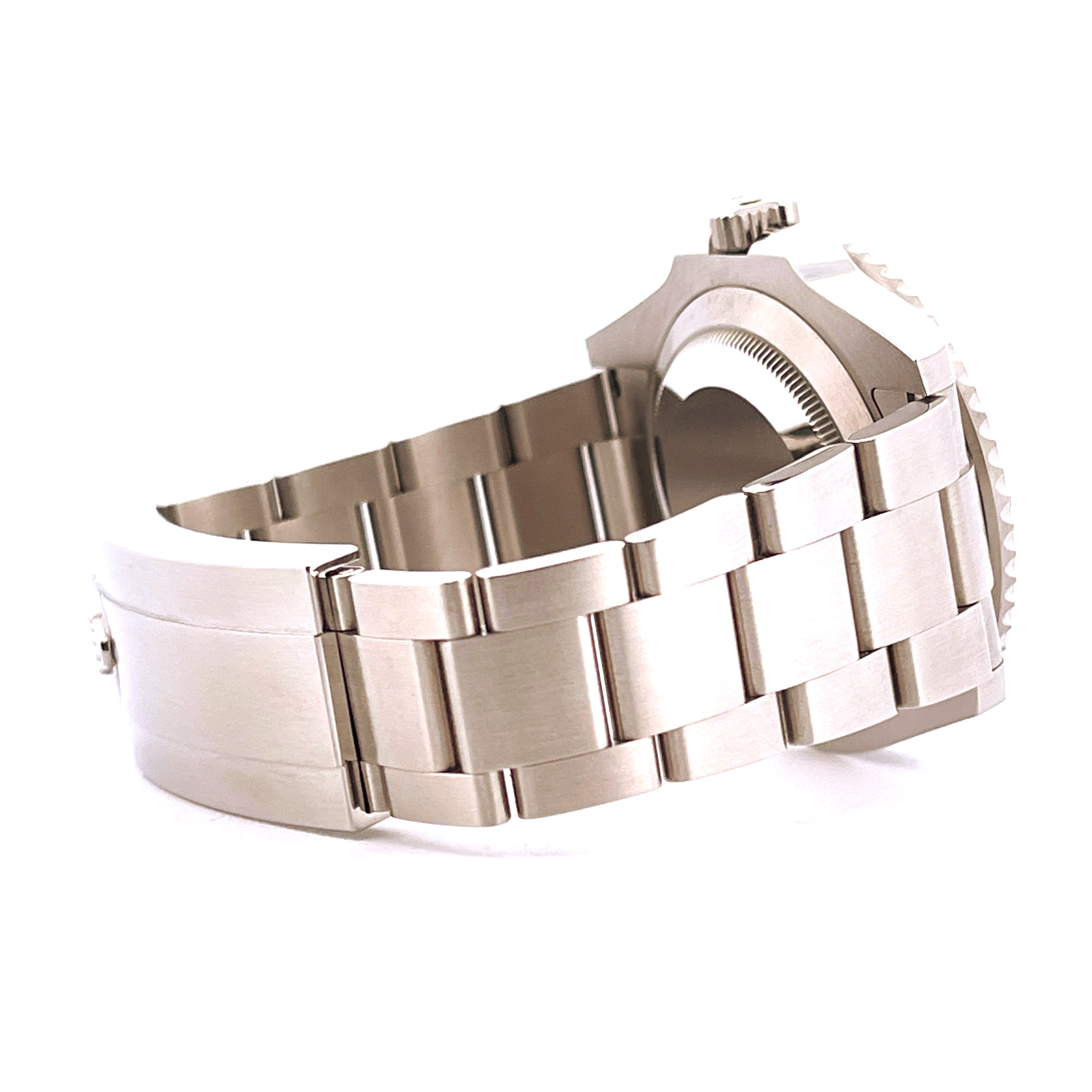 Rolex Submariner 124060 NoDate Detailansicht der Schliesse und des Stahlarmbands auf weissem Hintergrund