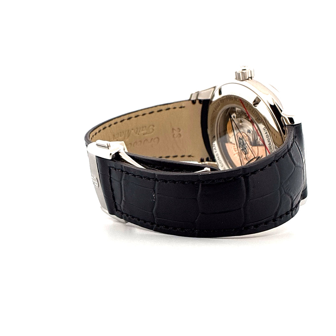 Seitenansicht einer Frederique Constant Runabout Moonphase Limited Edition aus Stahl mit schwarzem Kroko-Lederarmband