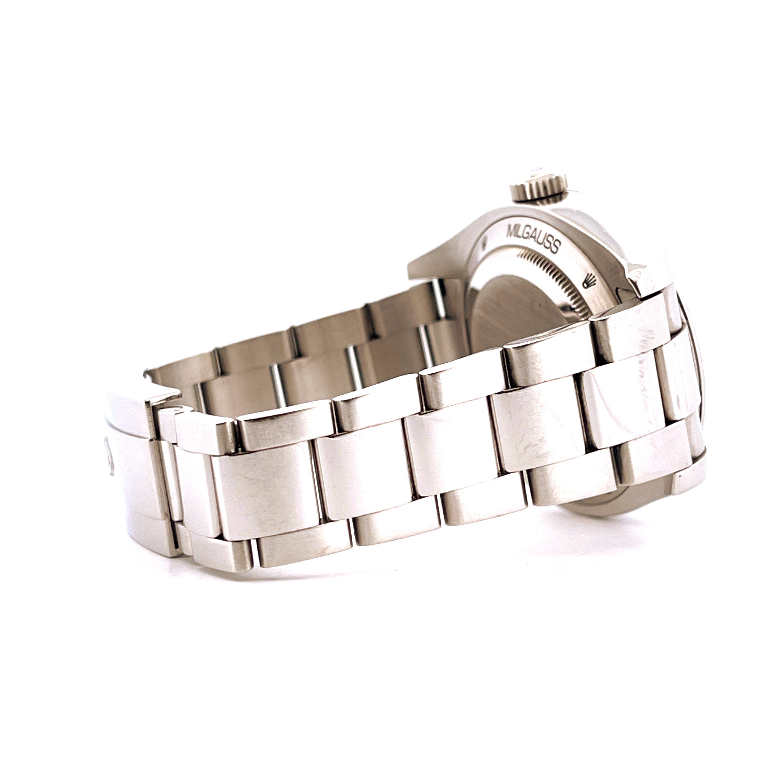 Seitenansicht einer Rolex Milgauss 116400 Uhr aus Stahl mit Metalarmband auf weißem Hintergrund