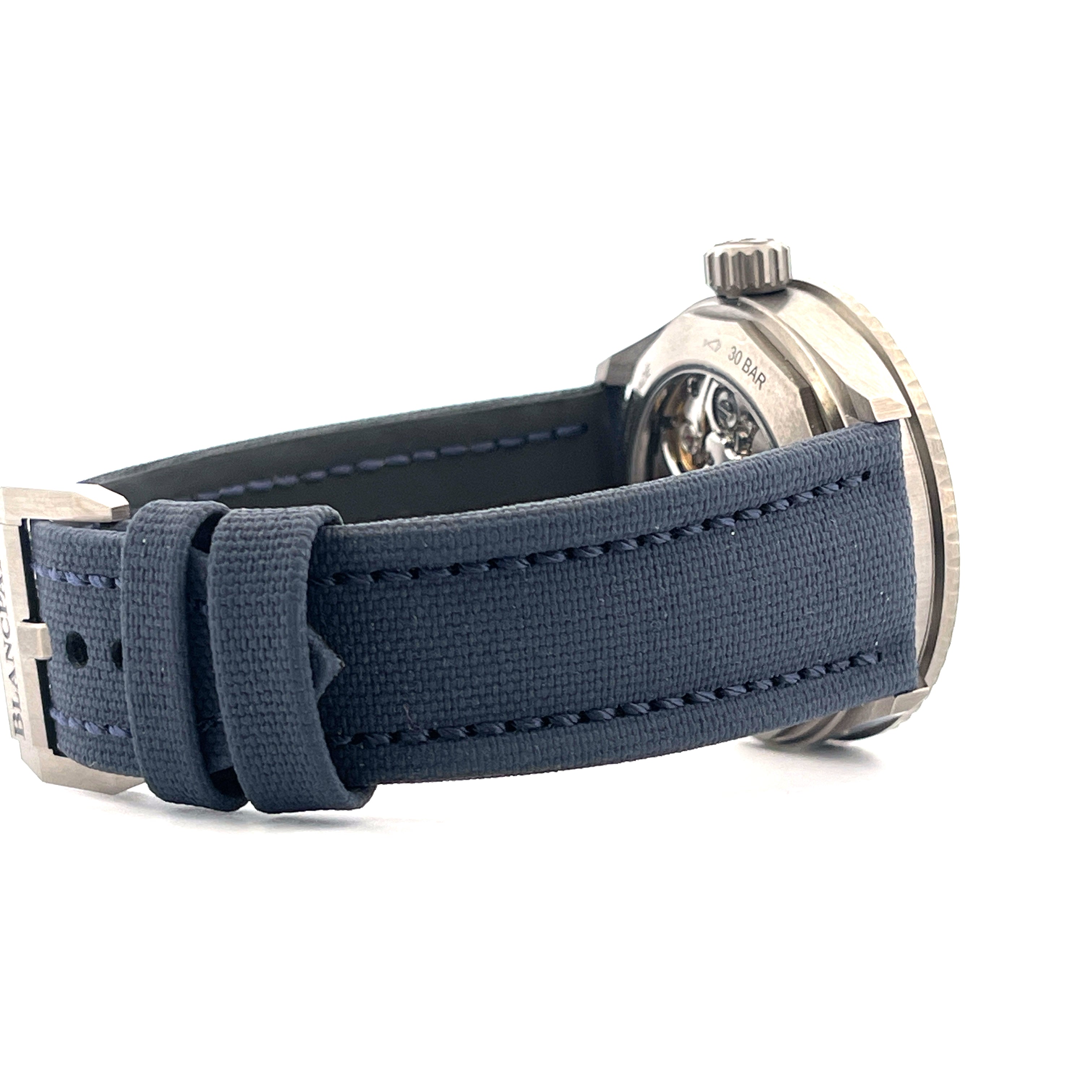 Blancpain Fifty Fathoms Bathyscaphe Ceramic Blue, Seitenansicht eines blauen Textilarmbands mit Titanschließe