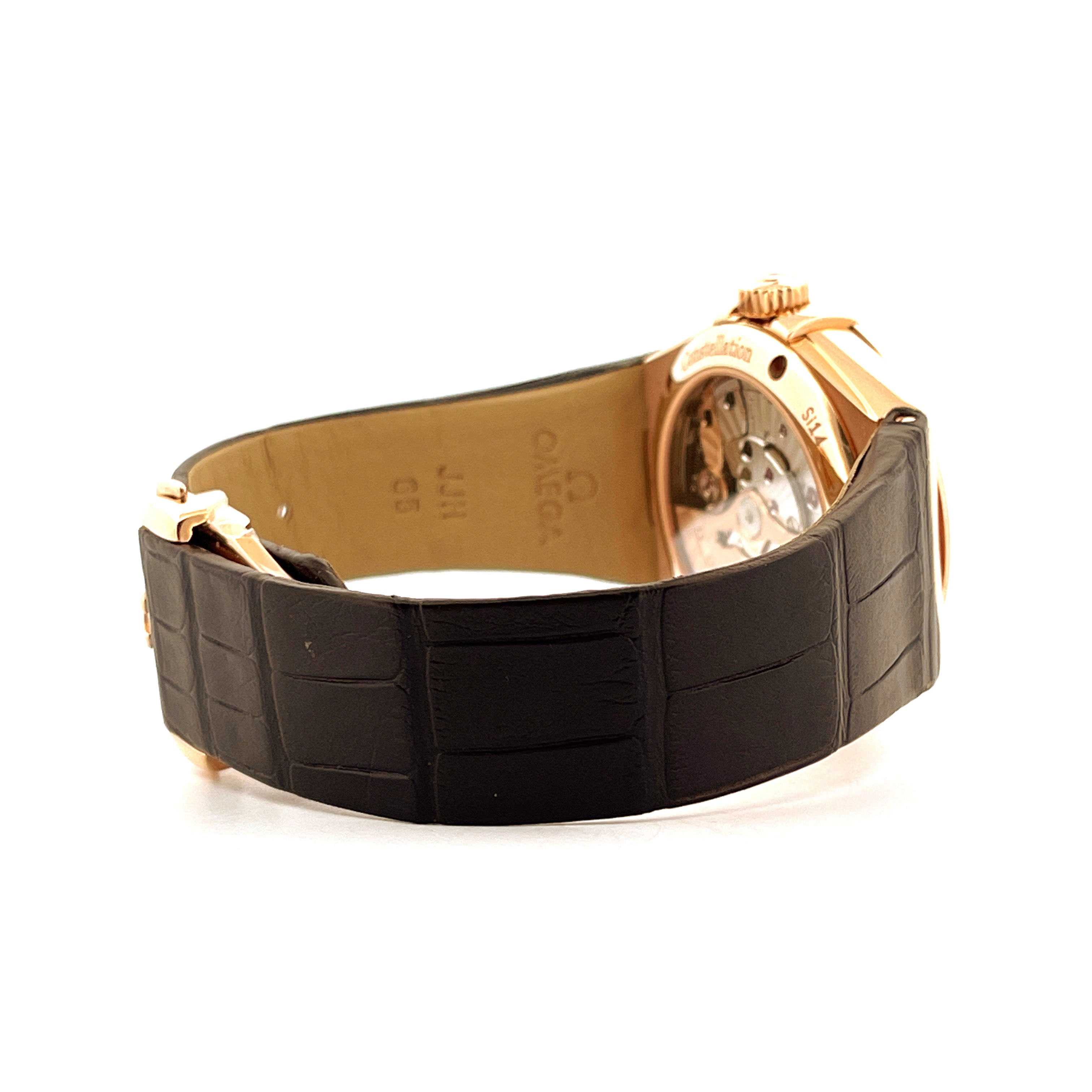 Seitenansicht einer Omega Constellation Limited Edition 1952 aus Roségold mit schwarzem Lederarmband