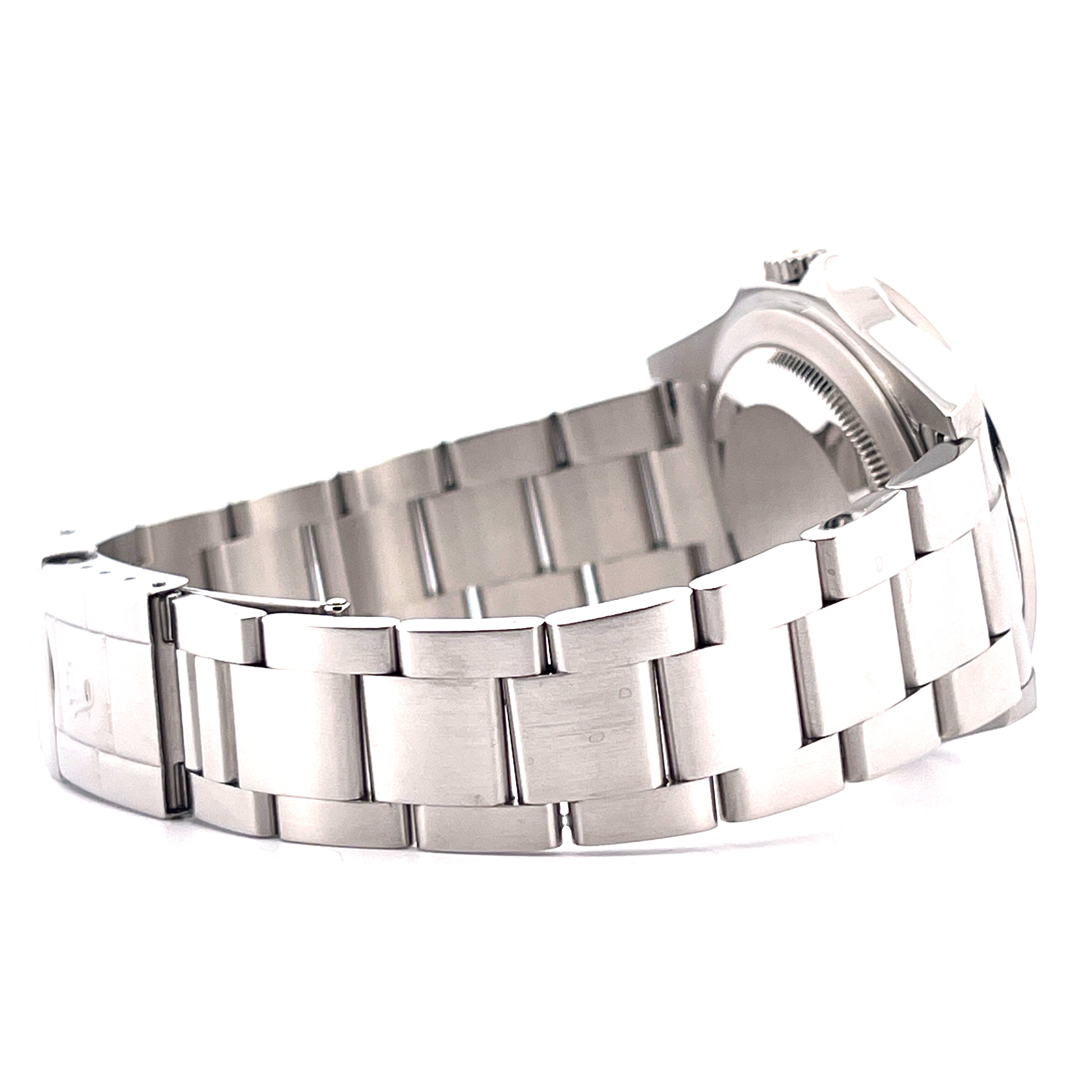Rolex White Polar Dial 16570T (2005) Seitenansicht eines Stahlarmbands und Gehäuses vor weissem Hintergrund