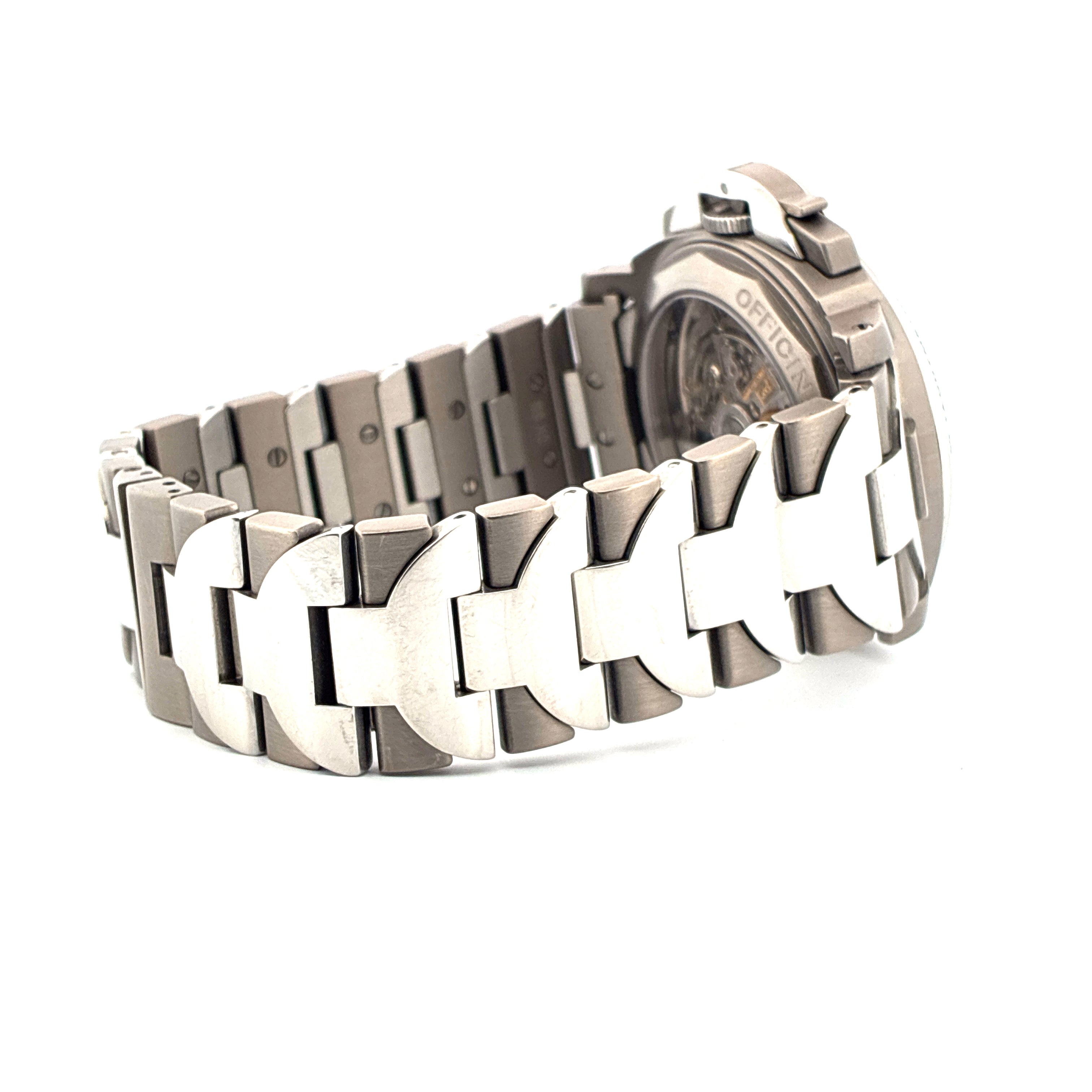 Panerai Luminor Chrono Armband aus Titan im Detail von der Seite auf weißem Hintergrund