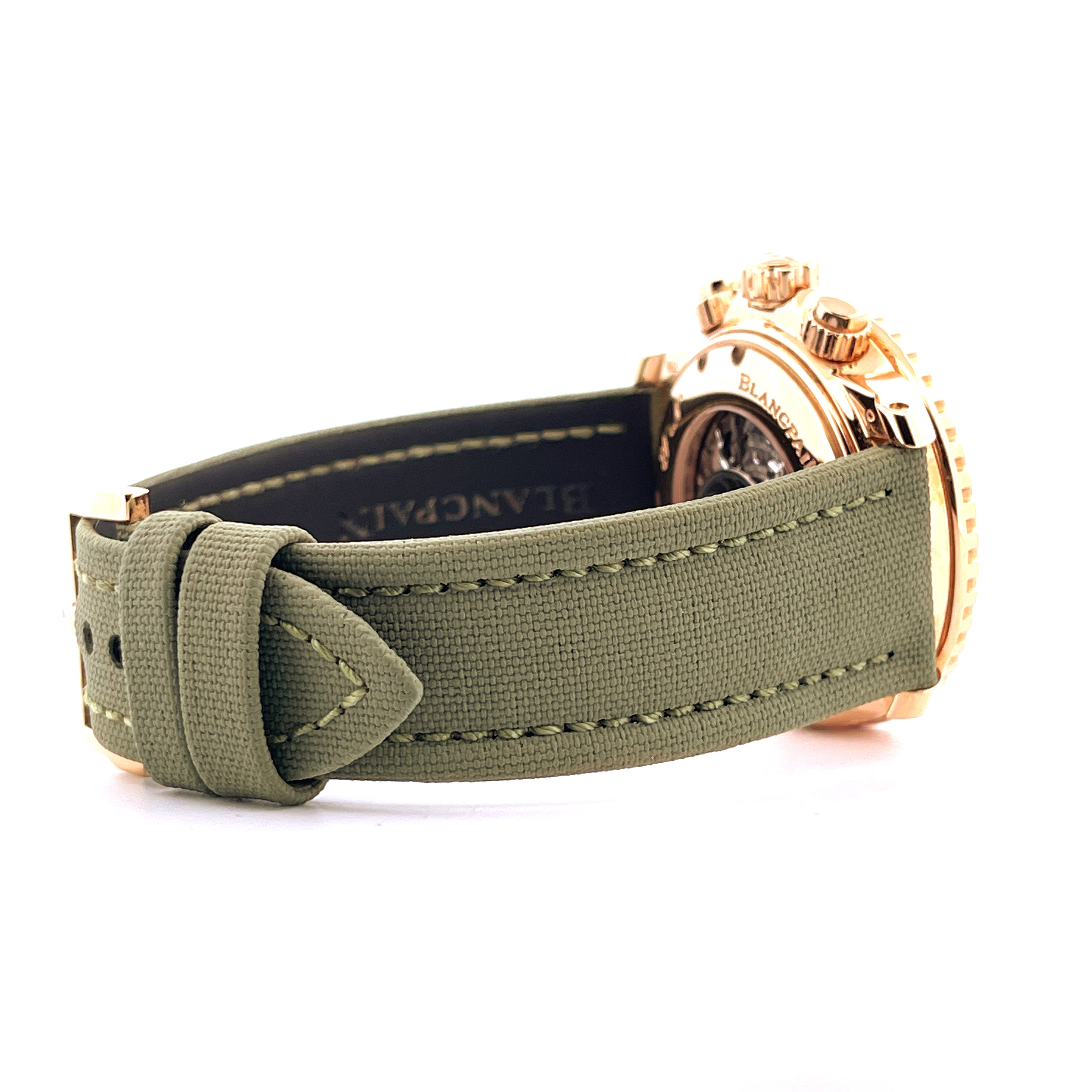Seitenansicht einer Blancpain Fifty Fathoms Uhr aus Roségold mit einem olivgrünen Textilarmband