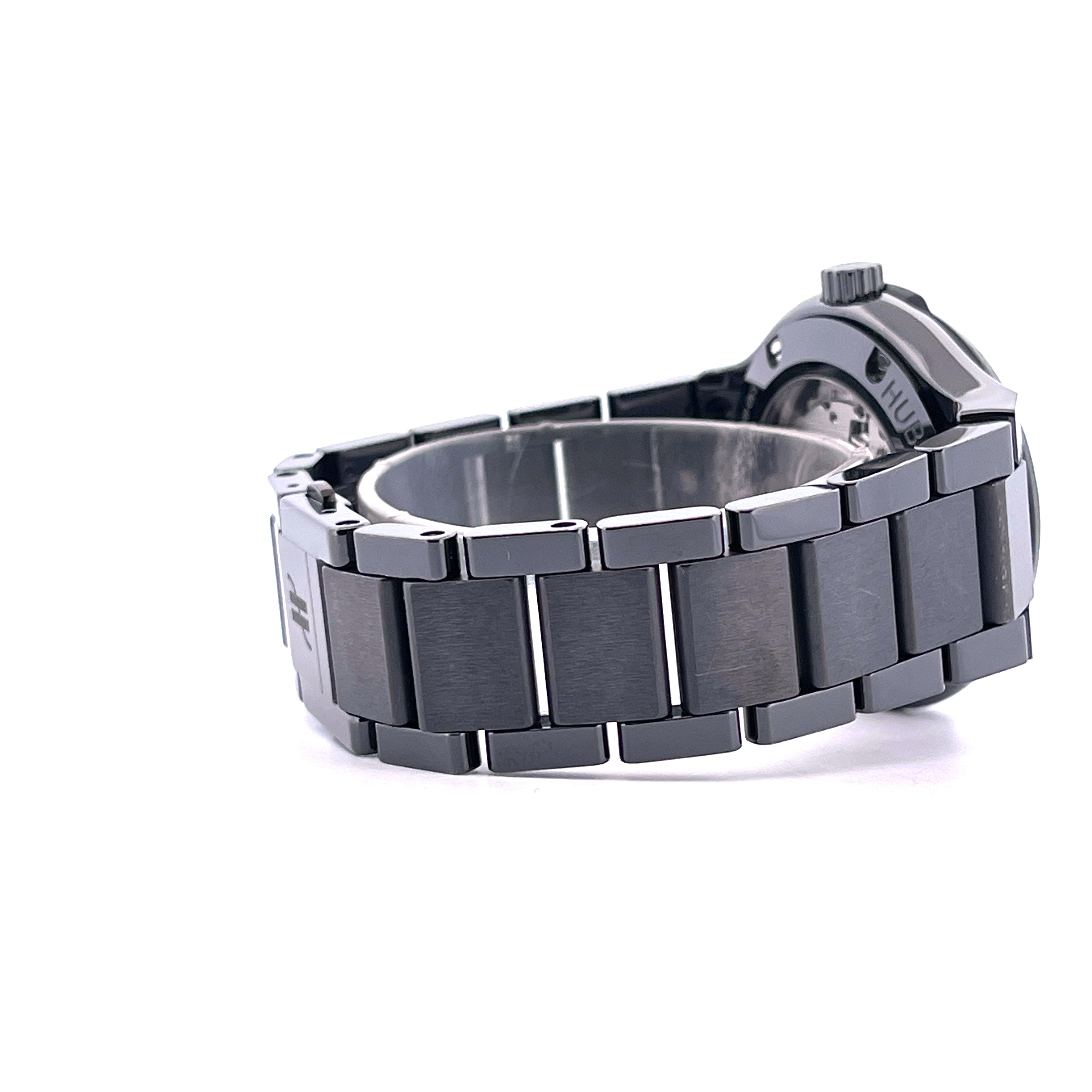 Seitenansicht der Hublot Classic Fusion Black Magic Diamonds mit schwarzem Keramikarmband