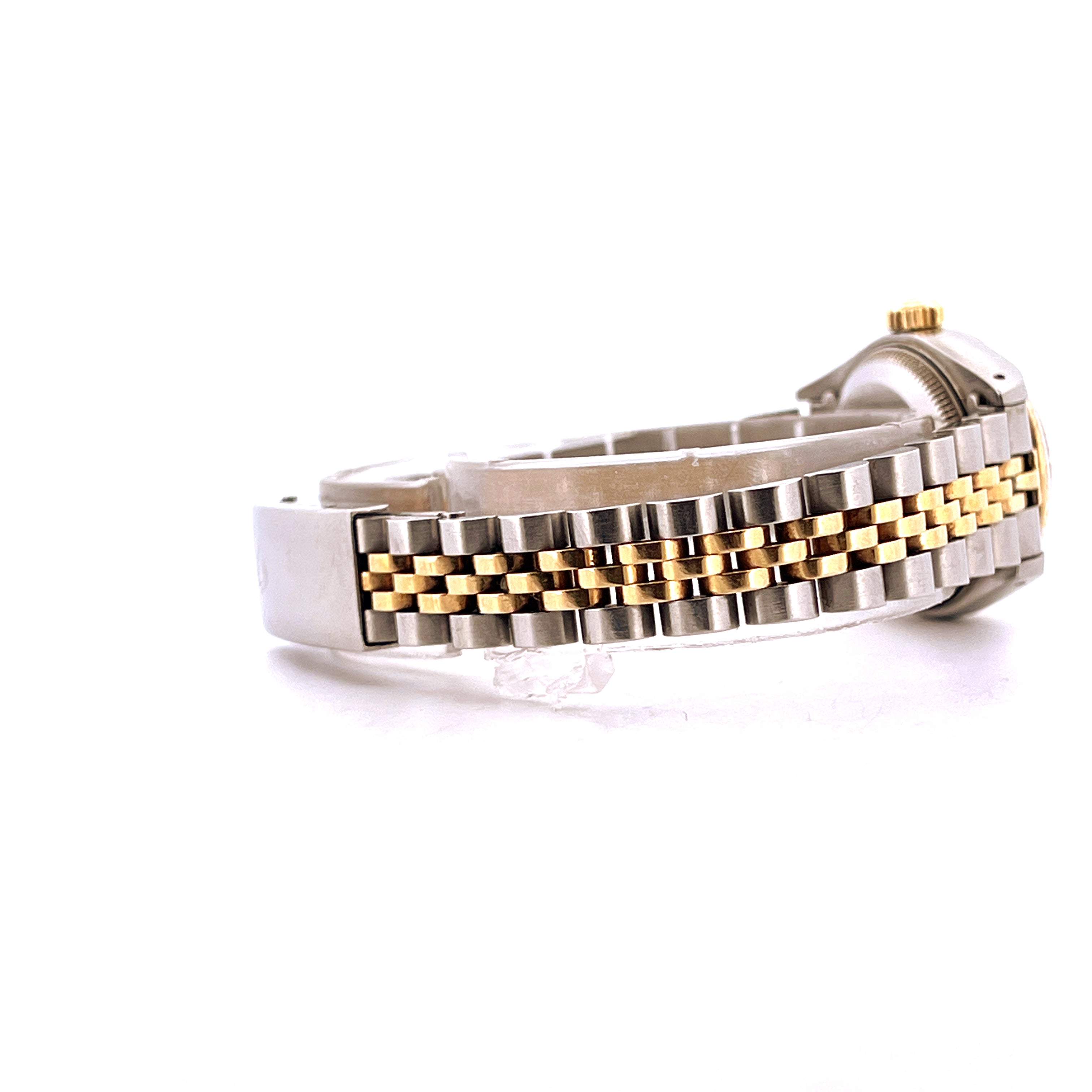 Seitenansicht eines Rolex Lady-Datejust 26mm aus Stahl und Gold, auf weißem Hintergrund