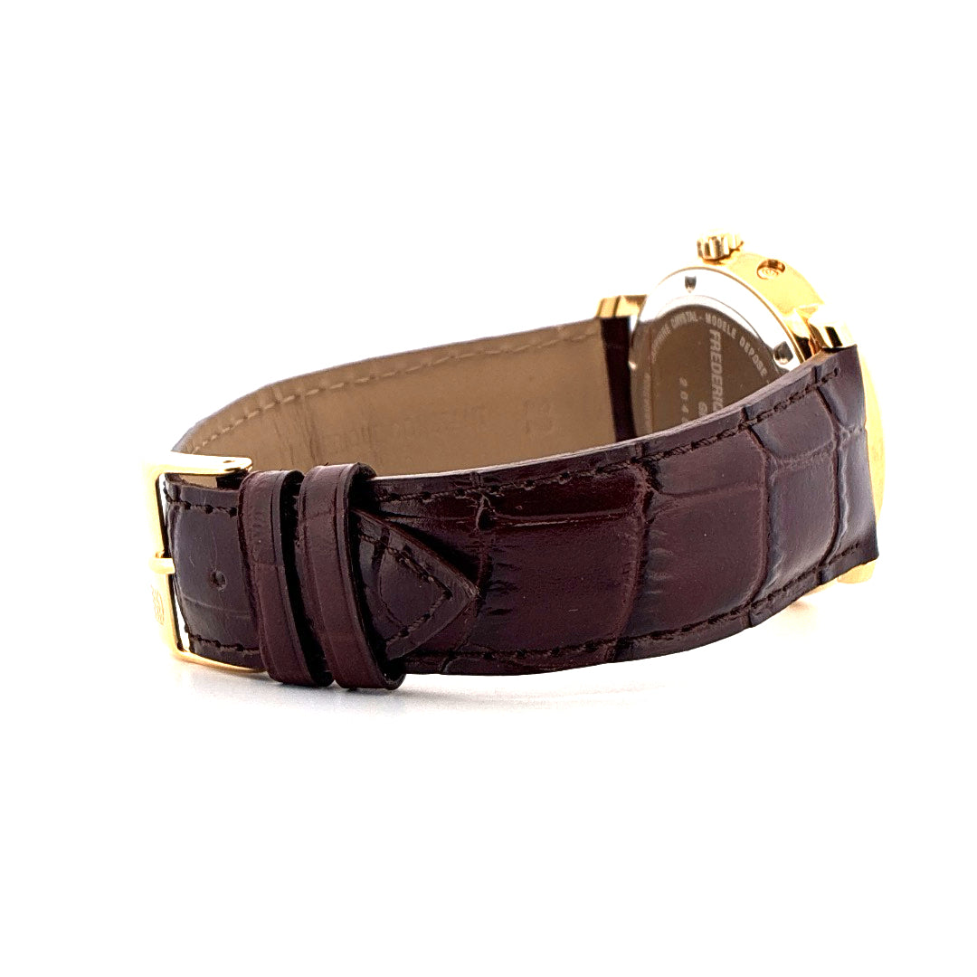 Seitenansicht einer Frederique Constant Business Timer Uhr mit dunkelbraunem Krokolederarmband und goldener Schließe