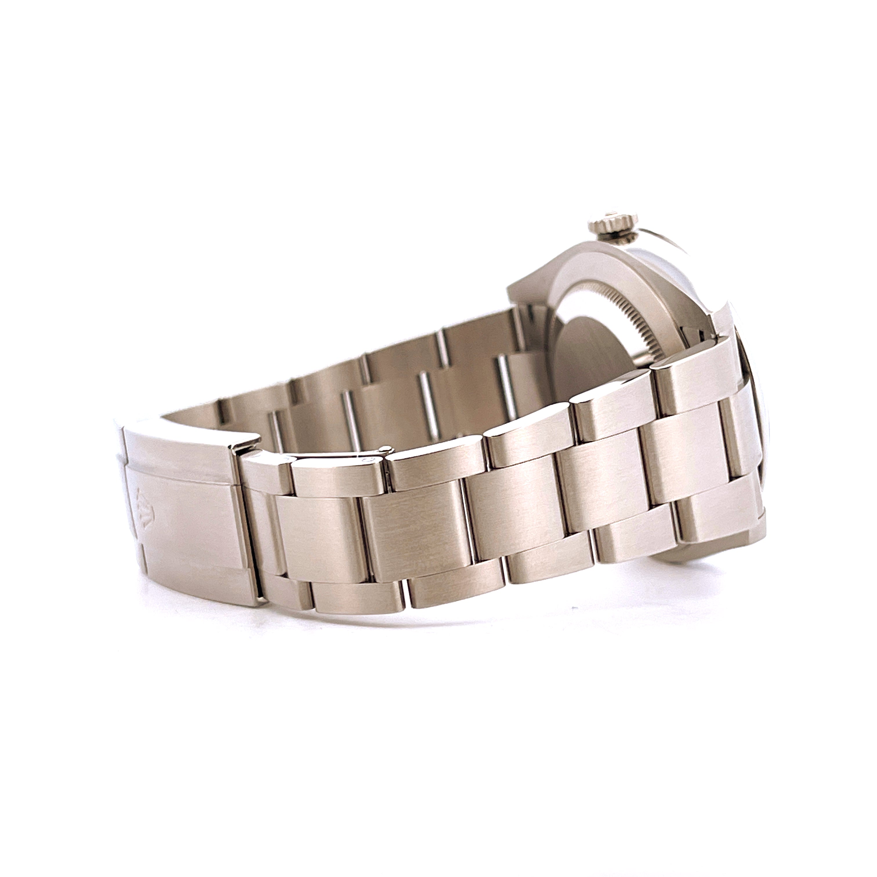 Rolex Oyster Perpetual 41 mit schmaler Seitenansicht des Armbandes aus Edelstahl auf weißem Hintergrund