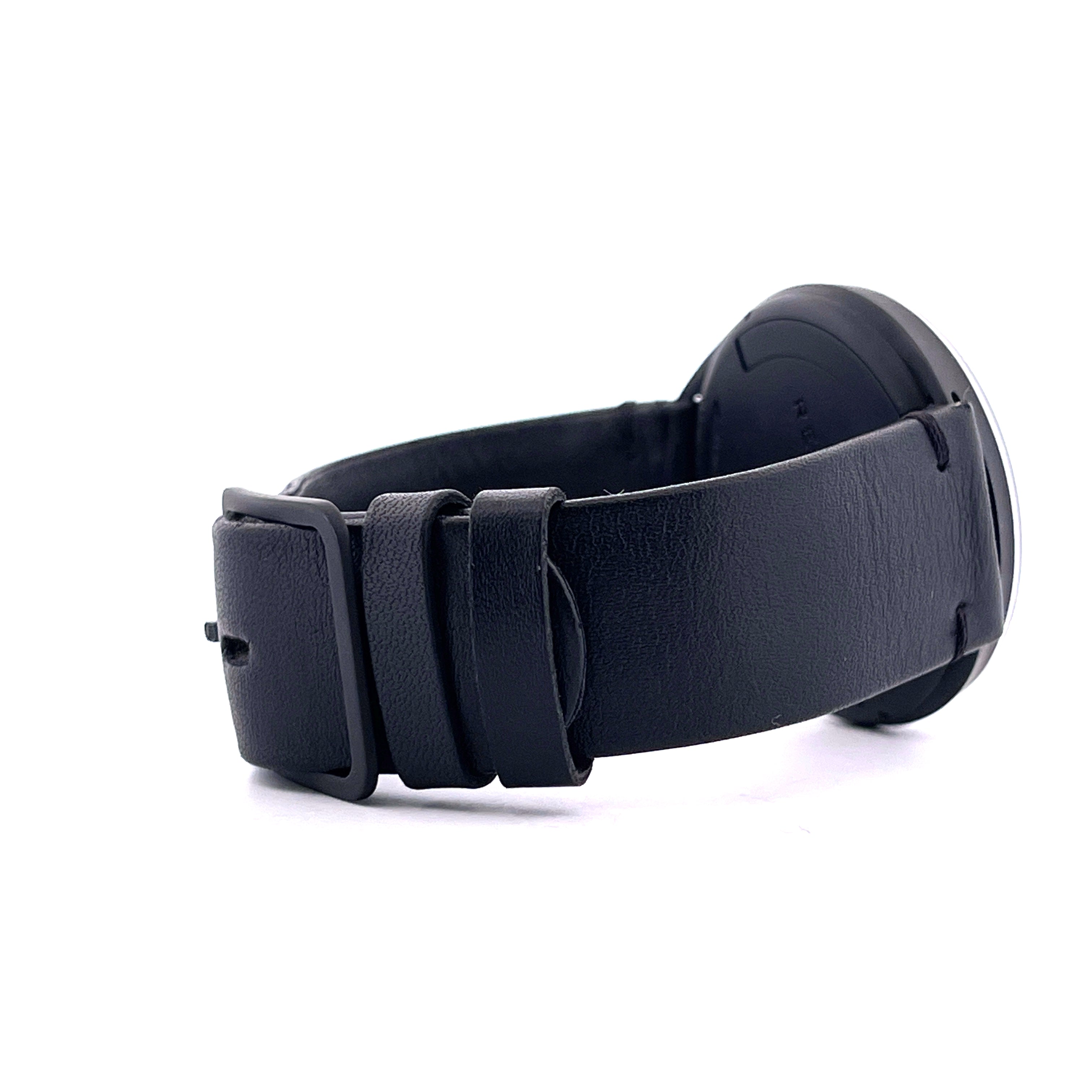 Ressence Type 1 ZZ Chronopassion Lederarmband in schwarzer Seitenansicht auf weißem Hintergrund