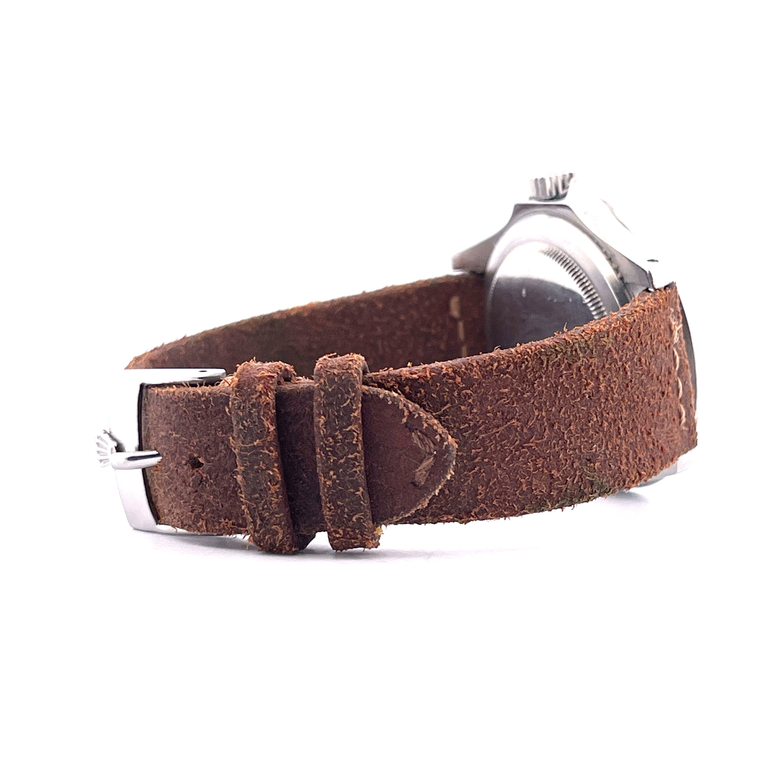 Seitenansicht einer gebrauchten Rolex Submariner Ref. 5512 von 1963 mit braunem Lederarmband