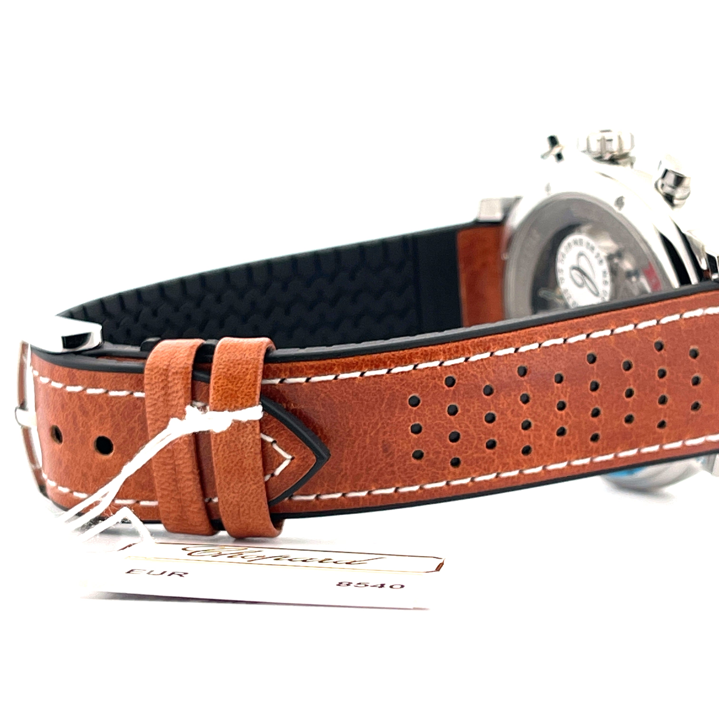 Seitenansicht eines Chopard Mille Miglia SYLT Edition 1 of 50 mit braunem Lederarmband und weißen Nähten