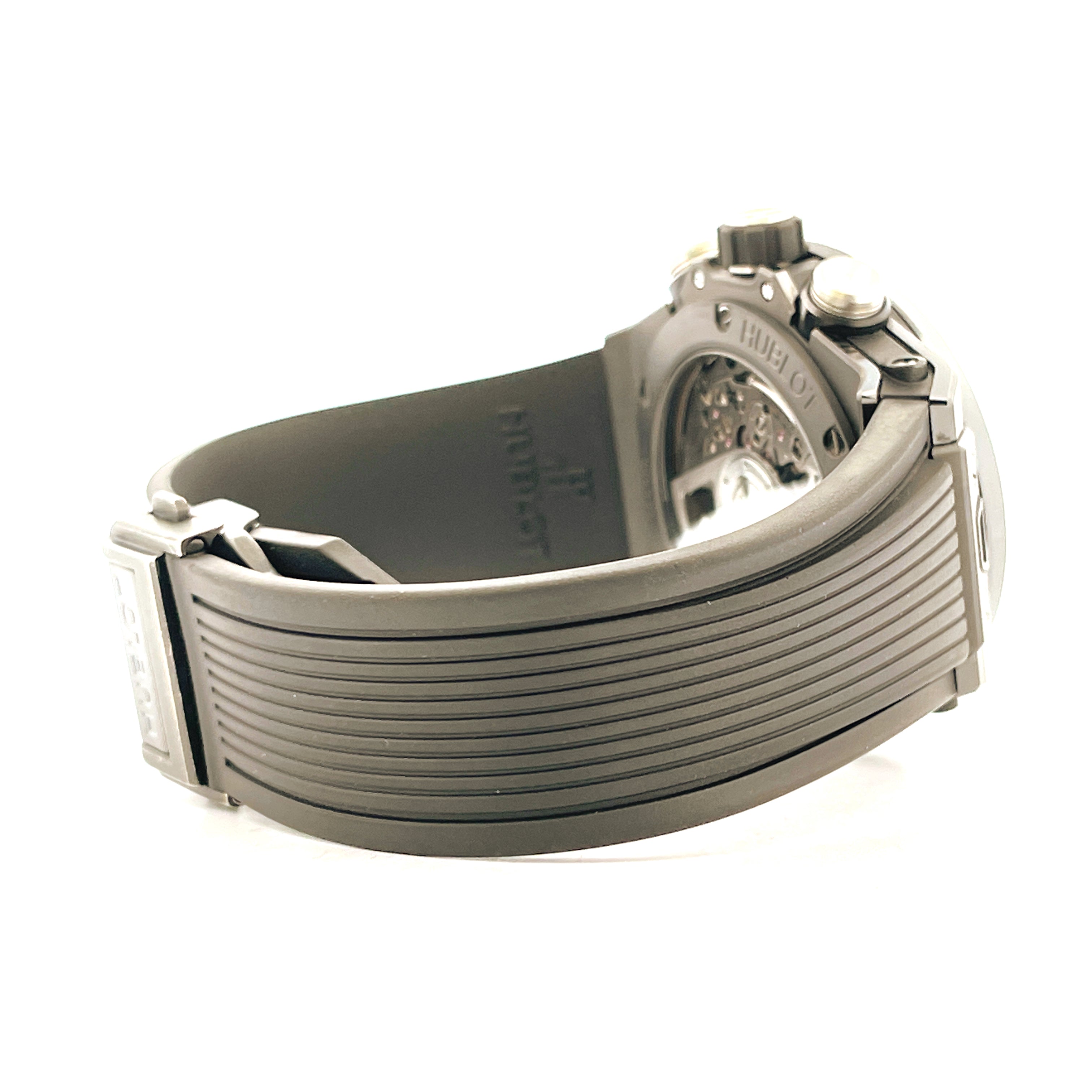 Seitenansicht einer Hublot Big Bang Unico Uhr aus Keramik mit Kautschukarmband auf weißem Hintergrund