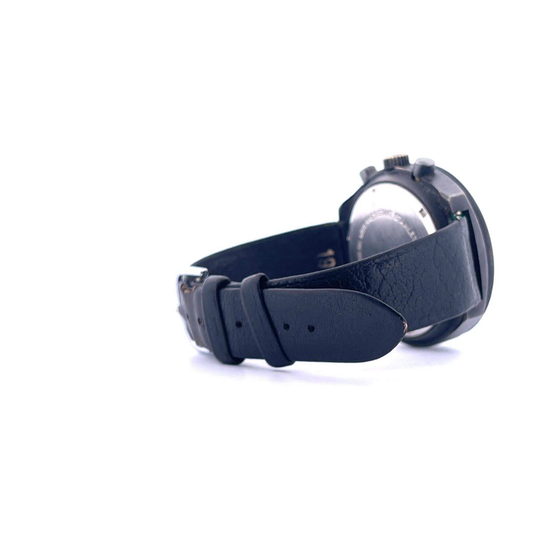 Seitenansicht einer TAG Heuer Chronograph Big Shield Uhr mit schwarzem Lederarmband auf weißem Hintergrund