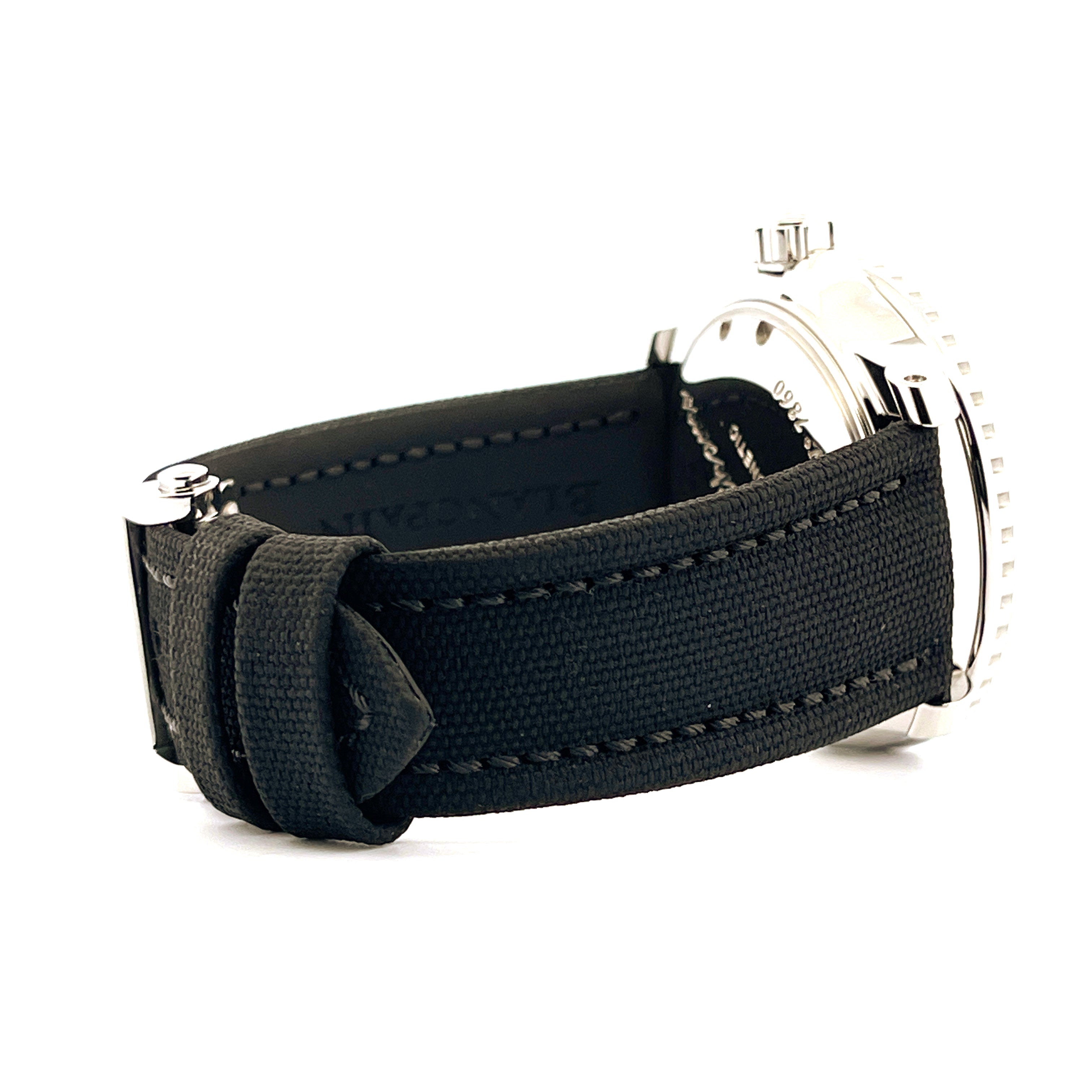 Seitenansicht einer Blancpain Fifty Fathoms 2023 mit schwarzem Stoffarmband und poliertem Stahlgehäuse