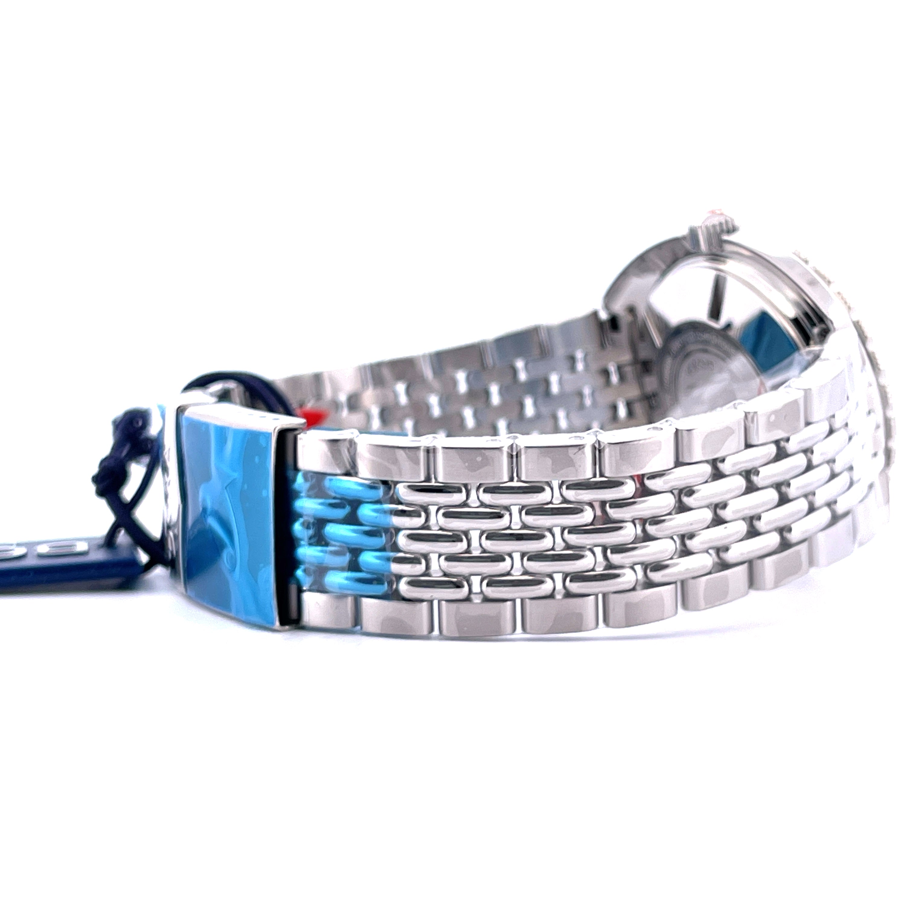 Seitenansicht einer neuen DOXA Sub 300 Searambler aus Stahl mit blau geschütztem Armband auf weißem Hintergrund