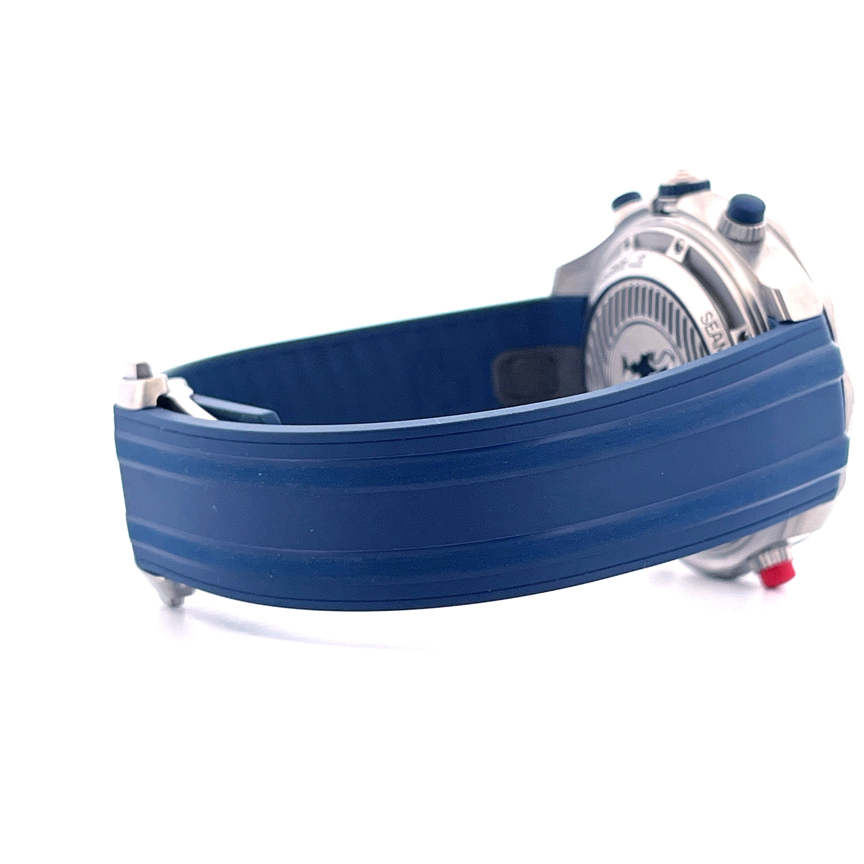 Omega Seamaster Regatta America's Cup 2025 im Seitenprofil mit blauem Kautschukband