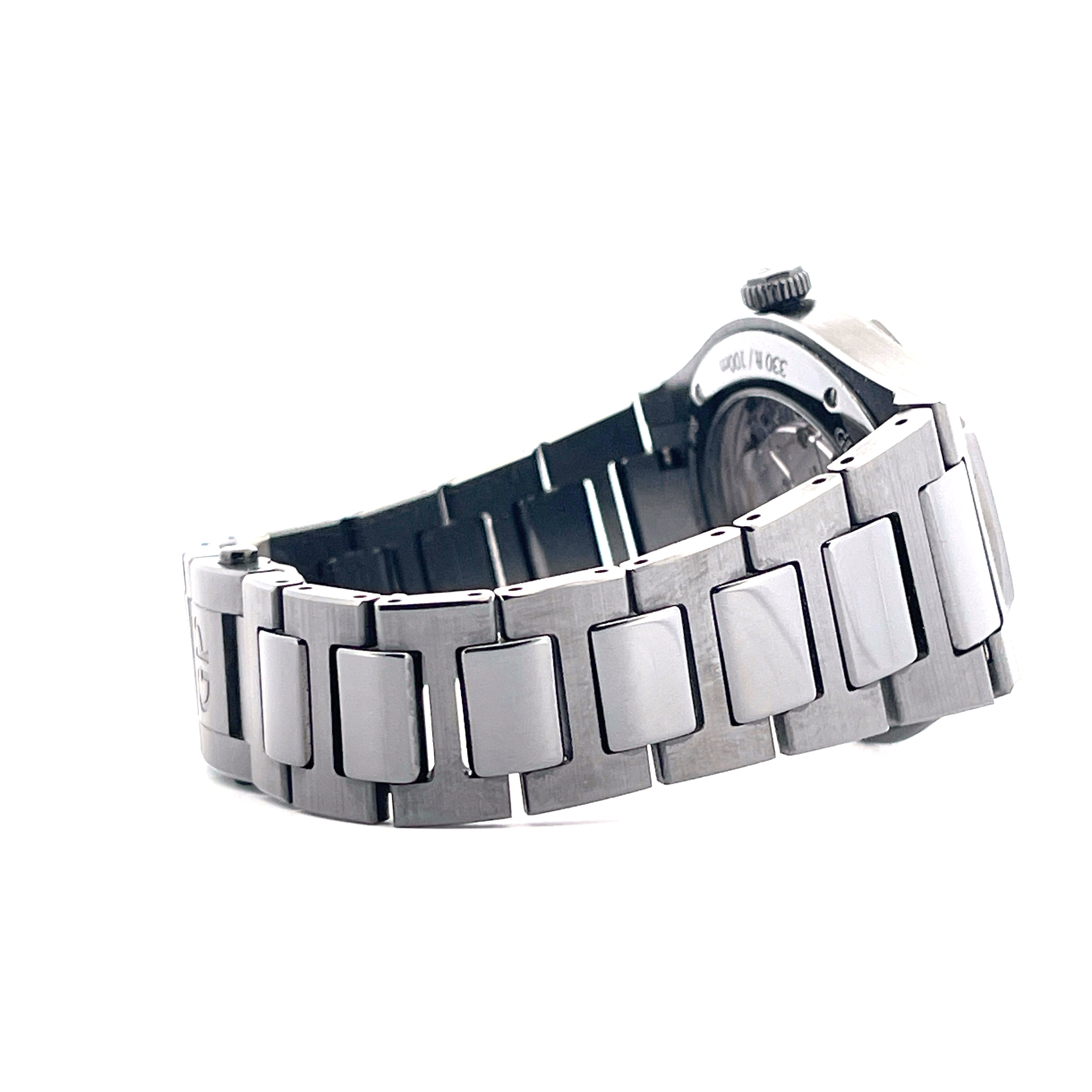Girard Perregaux Laureato 38 Ceramic, Seitenansicht eines stilvollen Keramik-Armbands auf weißem Hintergrund