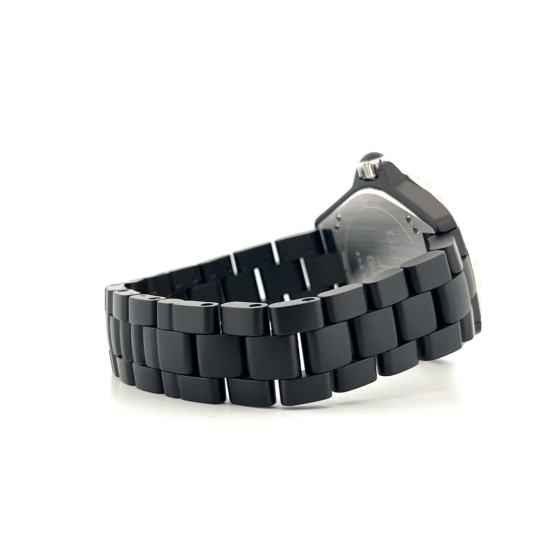 Chanel J12 GMT Keramik matt schwarz Seitenansicht mit schwarzem Keramikarmband