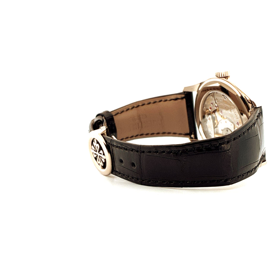 Patek Philippe Calatrava 6006G-001 Seitenansicht mit schwarzem Krokodillederarmband und Goldschließe