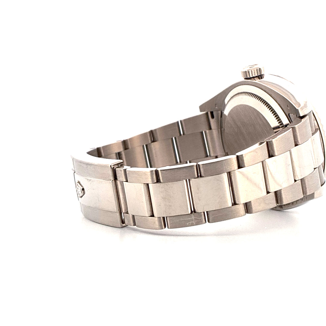 Seitenansicht einer Rolex Sky Dweller 42mm aus Weißgold mit einem Metalarmband auf weißem Hintergrund