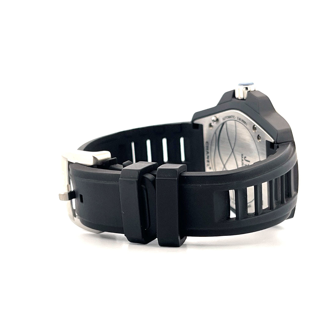 Seitenansicht einer Chanel J12 Marine 42mm mit schwarzem Keramikarmband und mattem Gehäuse