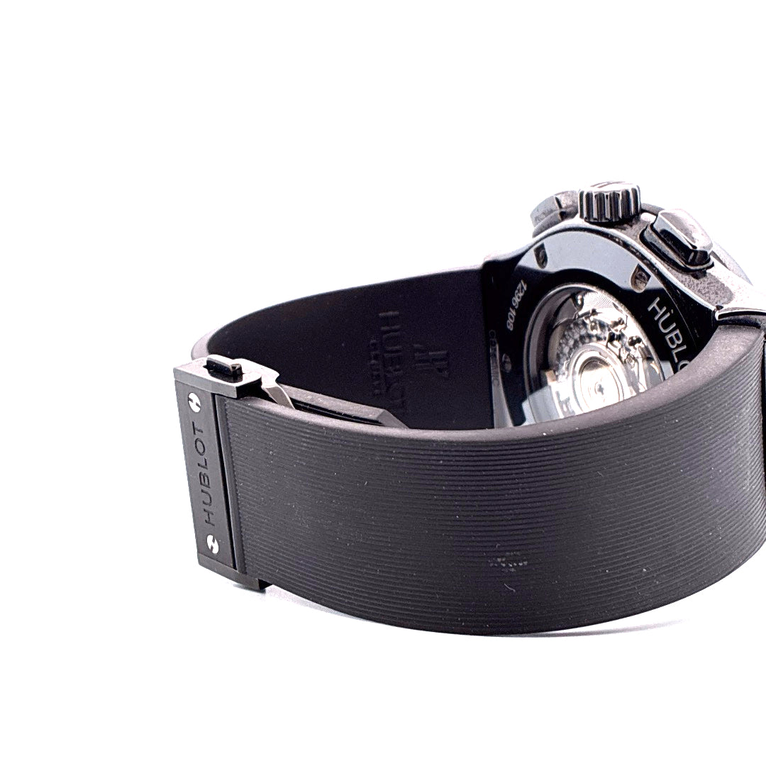 Seitenansicht einer Hublot Classic Fusion Aerofusion Chronograph Skeleton 45mm Keramikuhr mit schwarzem Kautschukband