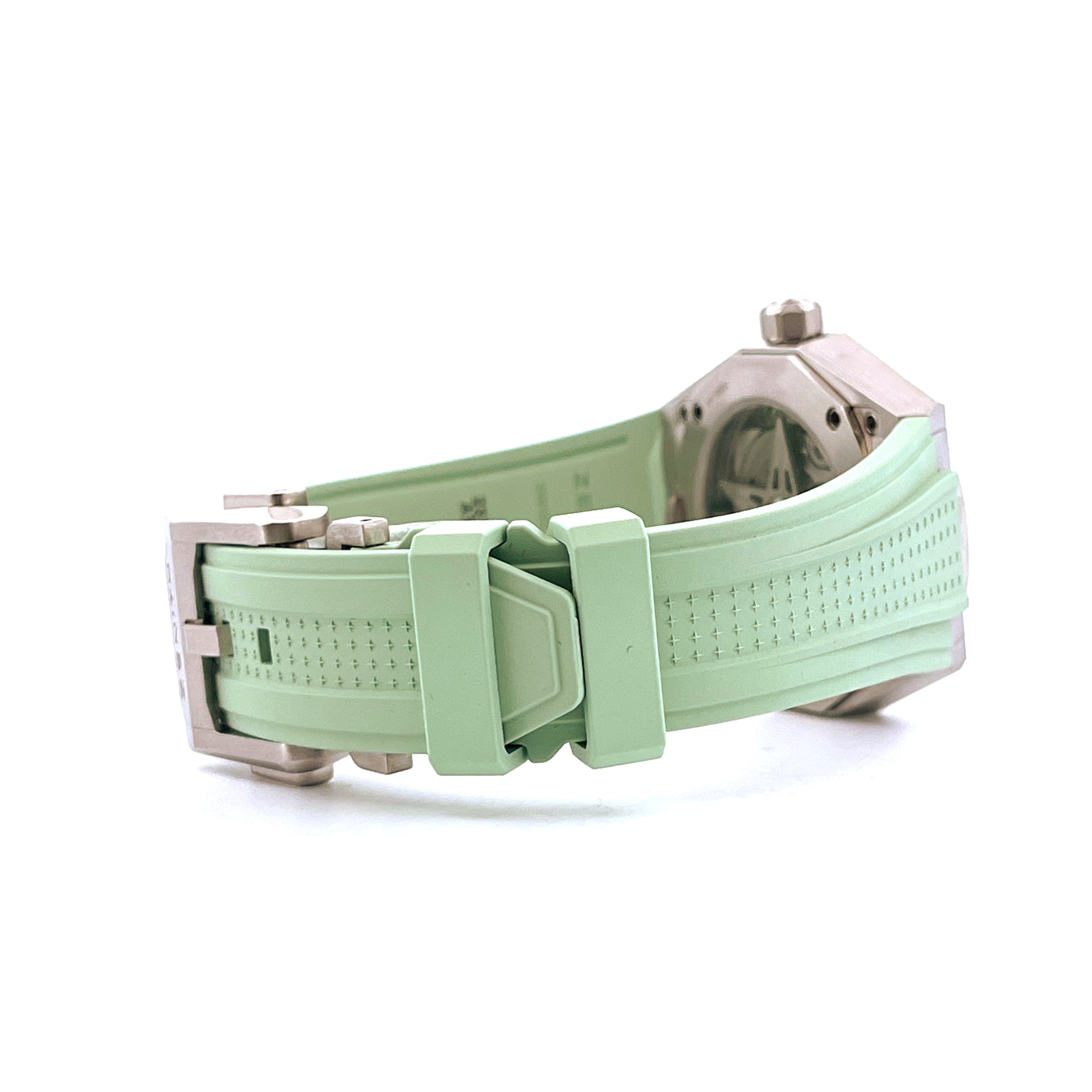 Seitenansicht einer Zenith Defy Skyline Green mit mintgrünem Kautschukarmband und Edelstahlschließe