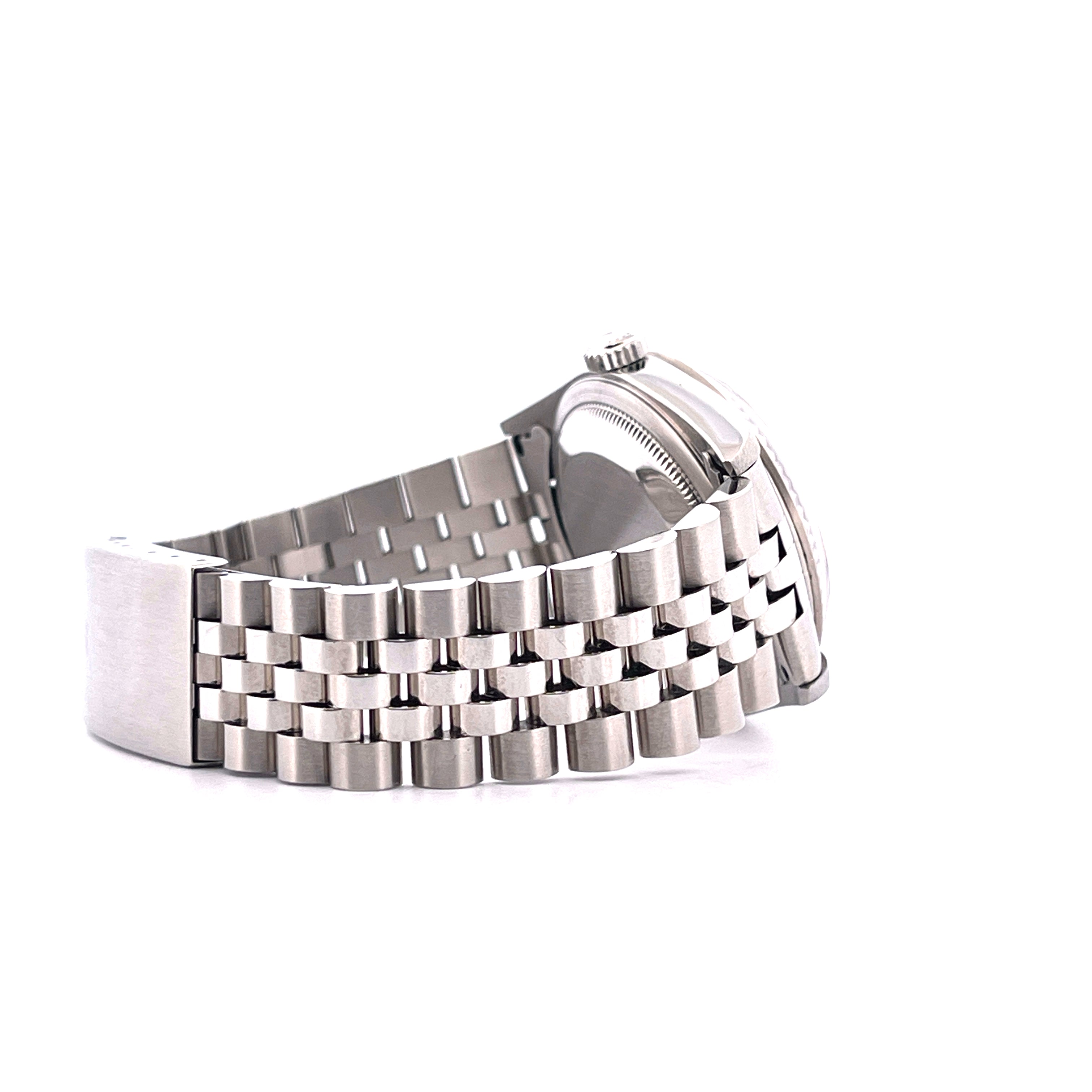 Seitenansicht einer Rolex Datejust 36mm Edelstahl-Uhr mit Jubilee-Armband auf weißem Hintergrund