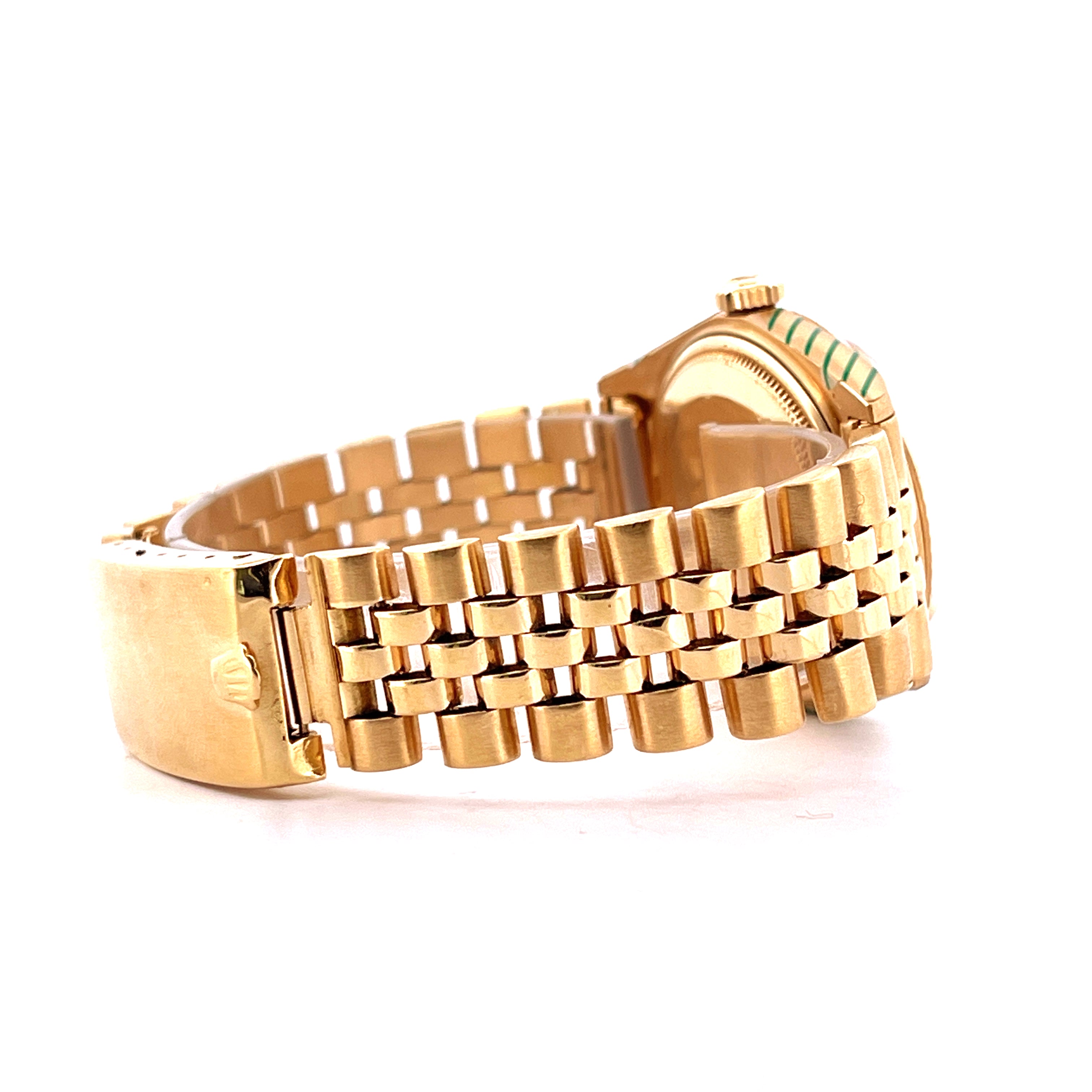 Eine Rolex Datejust 36 Full Gold 1601 im Profil auf weißem Hintergrund