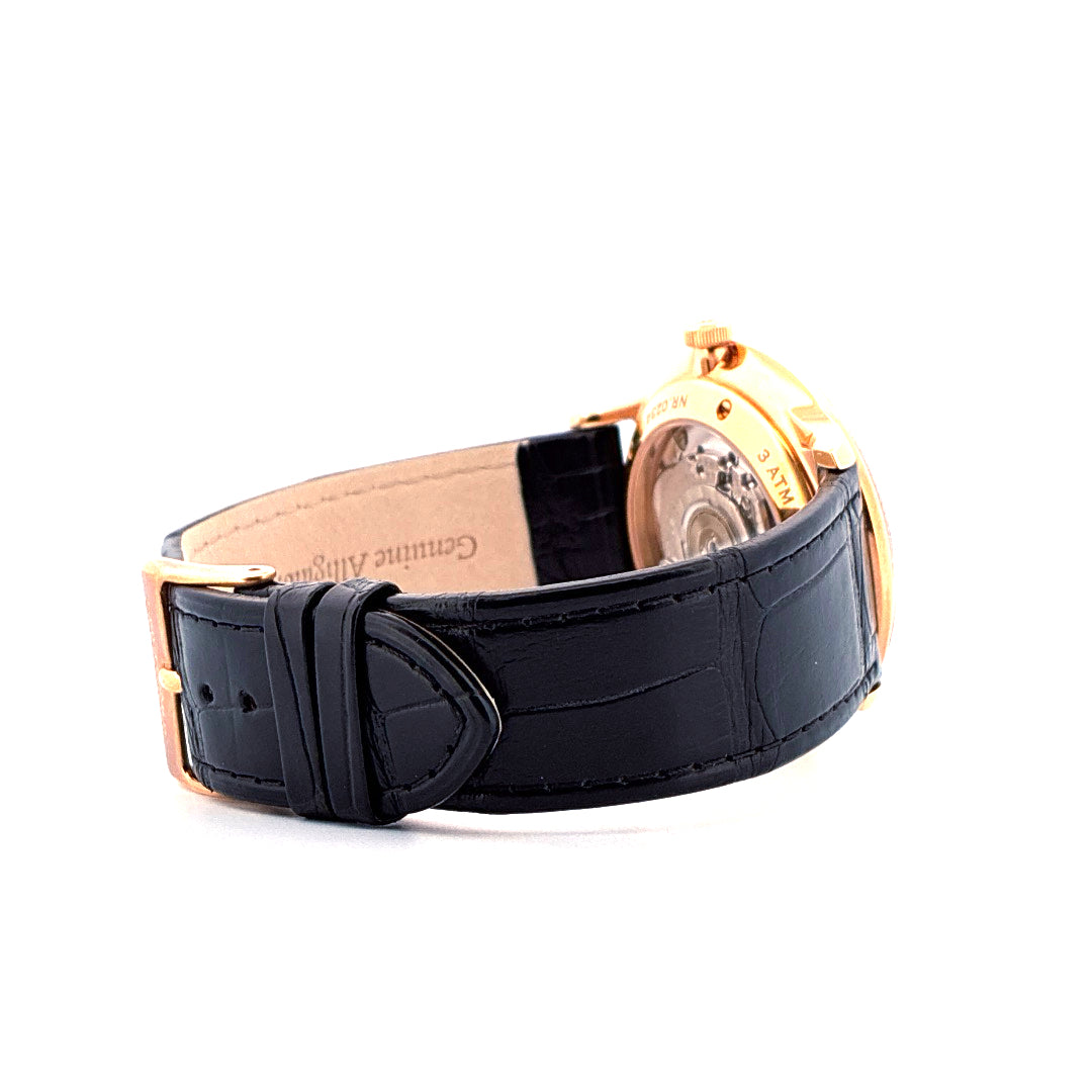 Seitenansicht einer Junghans Meister Agenda Uhr mit schwarzem Lederarmband auf weißem Hintergrund