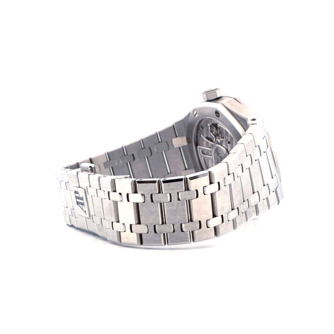 Audemars Piguet "50th Anniversary" Royal Oak (2022) von der Seite mit sichtbarem Uhrwerk und Edelstahlarmband