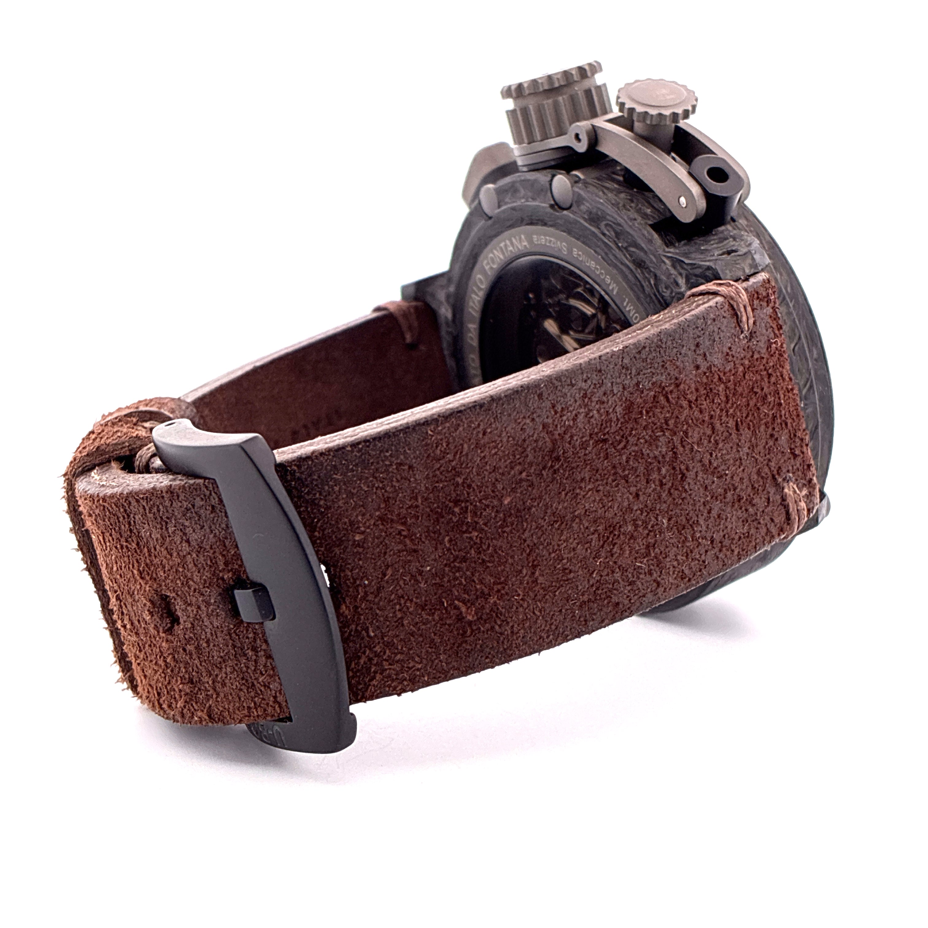 U-BOAT Chimera 48 mm Carbon Uhr mit braunem Lederarmband und schwarzer Schließe im Profil