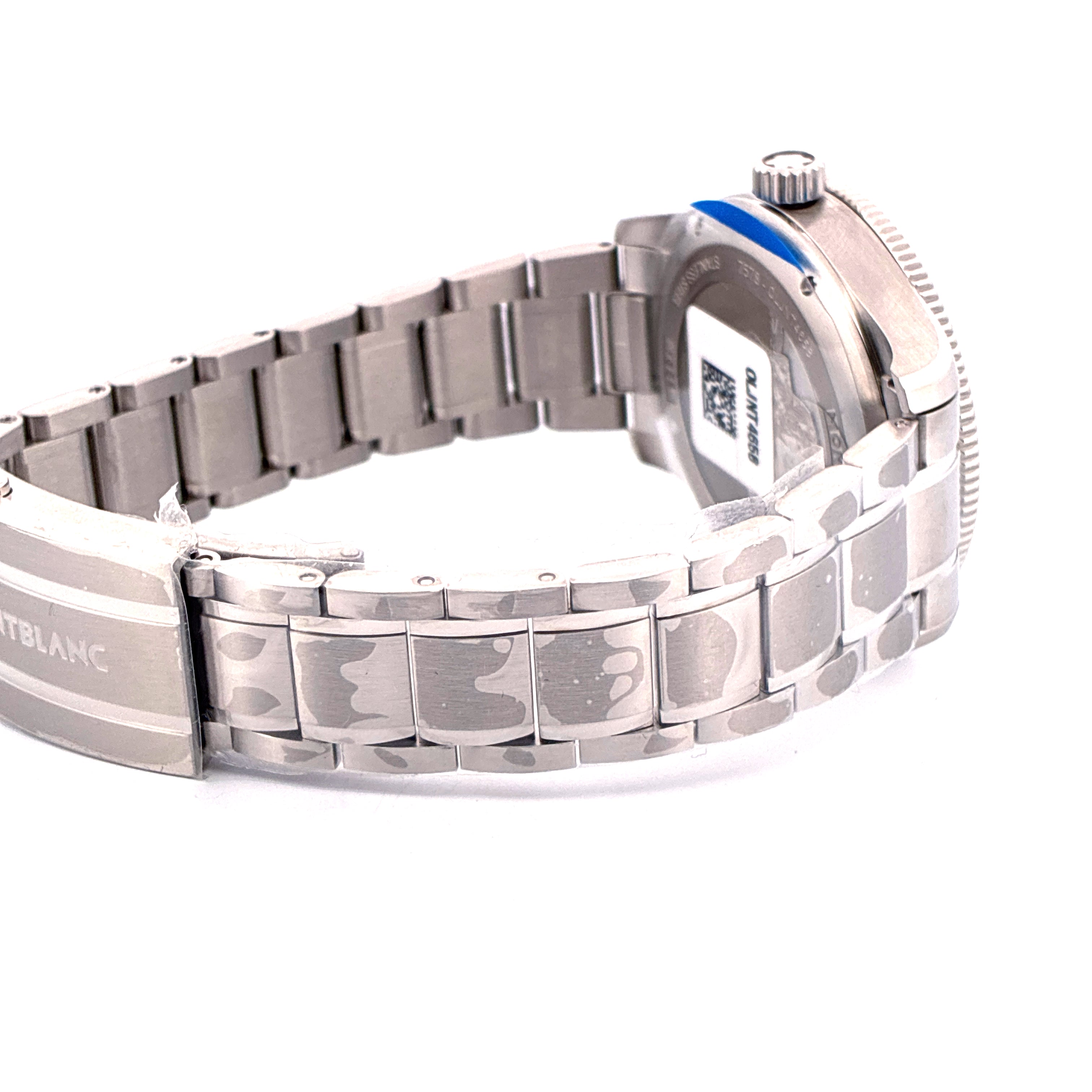 Montblanc 1858 Iced Sea Automatik Stahlarmband, Nahaufnahme mit Blick auf das Armband und die Rückseite der Uhr
