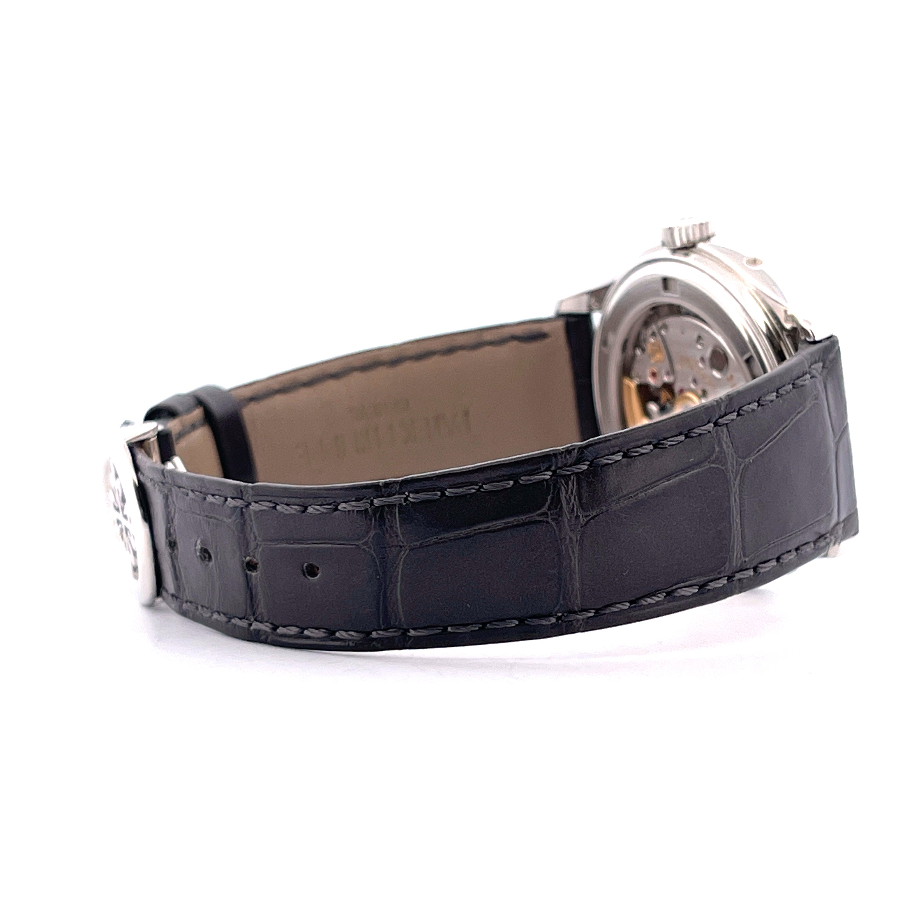 Patek Philippe 5146P-001 im Seitenprofil auf weißem Hintergrund mit blauem Krokolederarmband und sichtbarem Uhrwerk