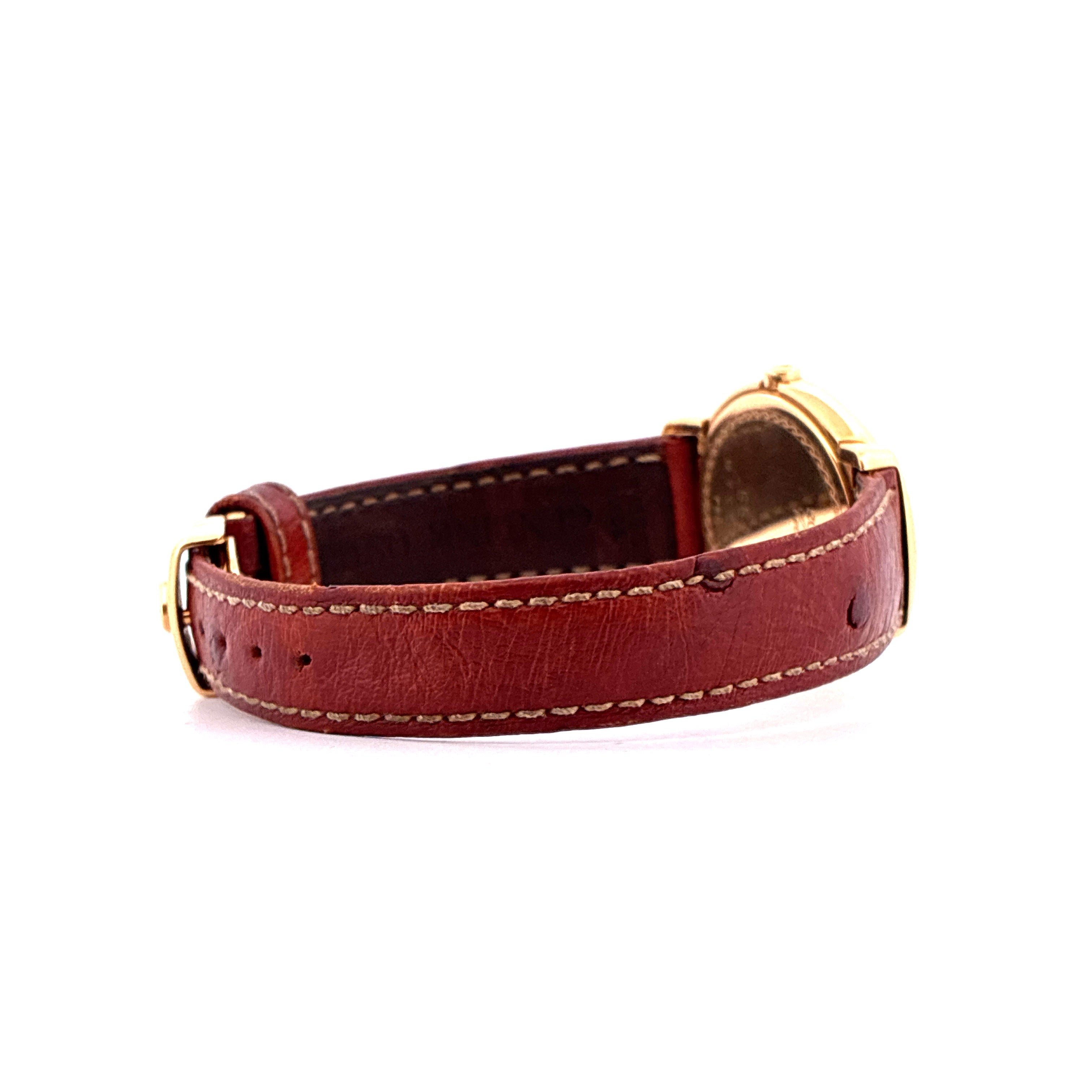 Detailansicht eines braunen Lederarmbands mit goldener Schnalle und Naehten einer Rolex Uhr