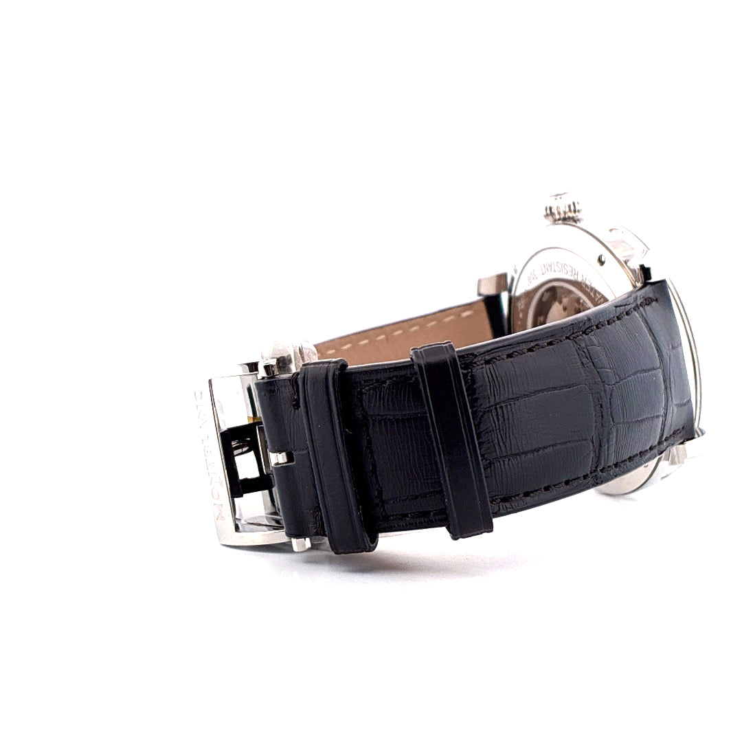 Seitenansicht eines Montblanc Star Roman Quantième Complet mit schwarzem Kroko-Lederarmband und Edelstahlschließe