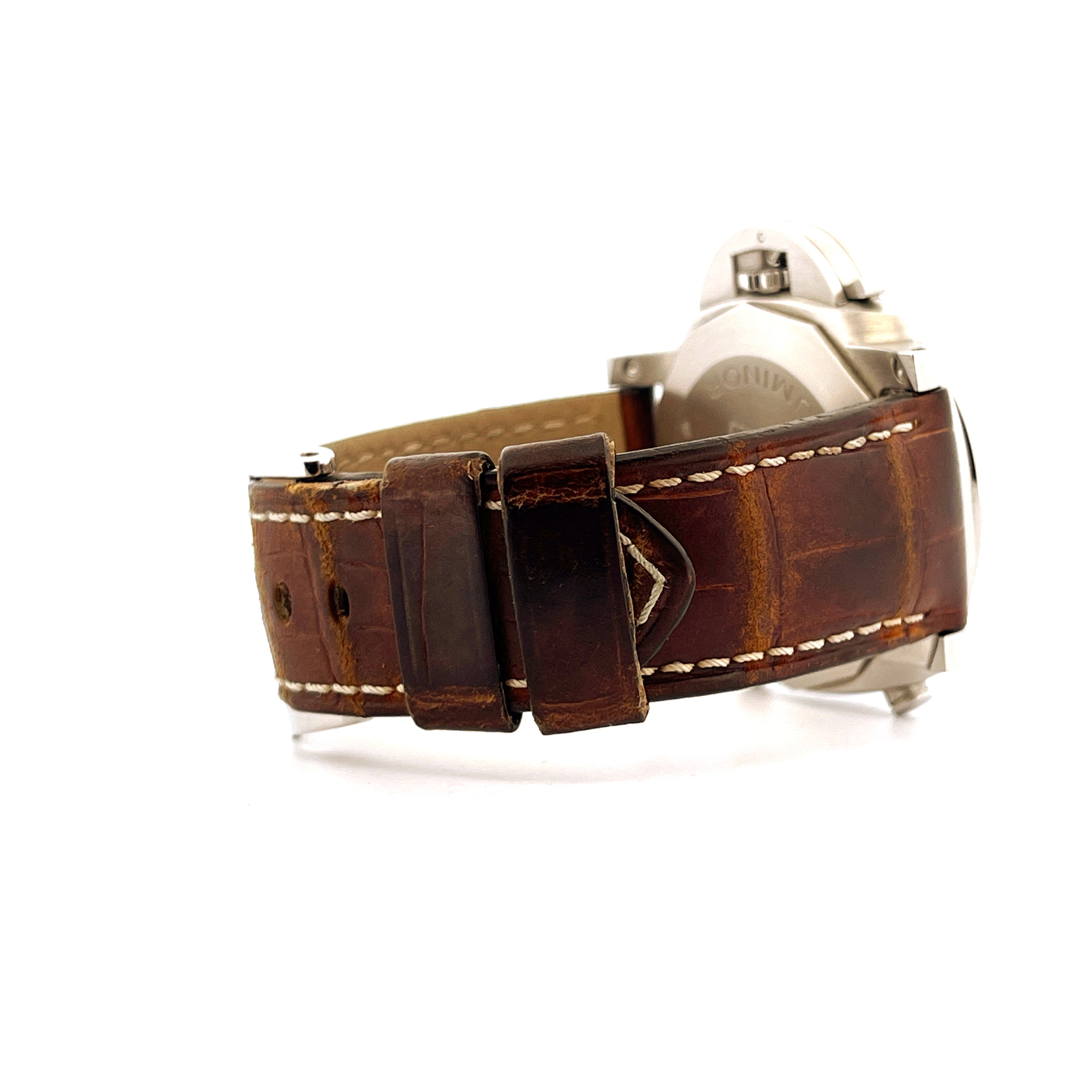 Seitenansicht einer Panerai Luminor Chrono Pam01110 mit braunem Lederarmband