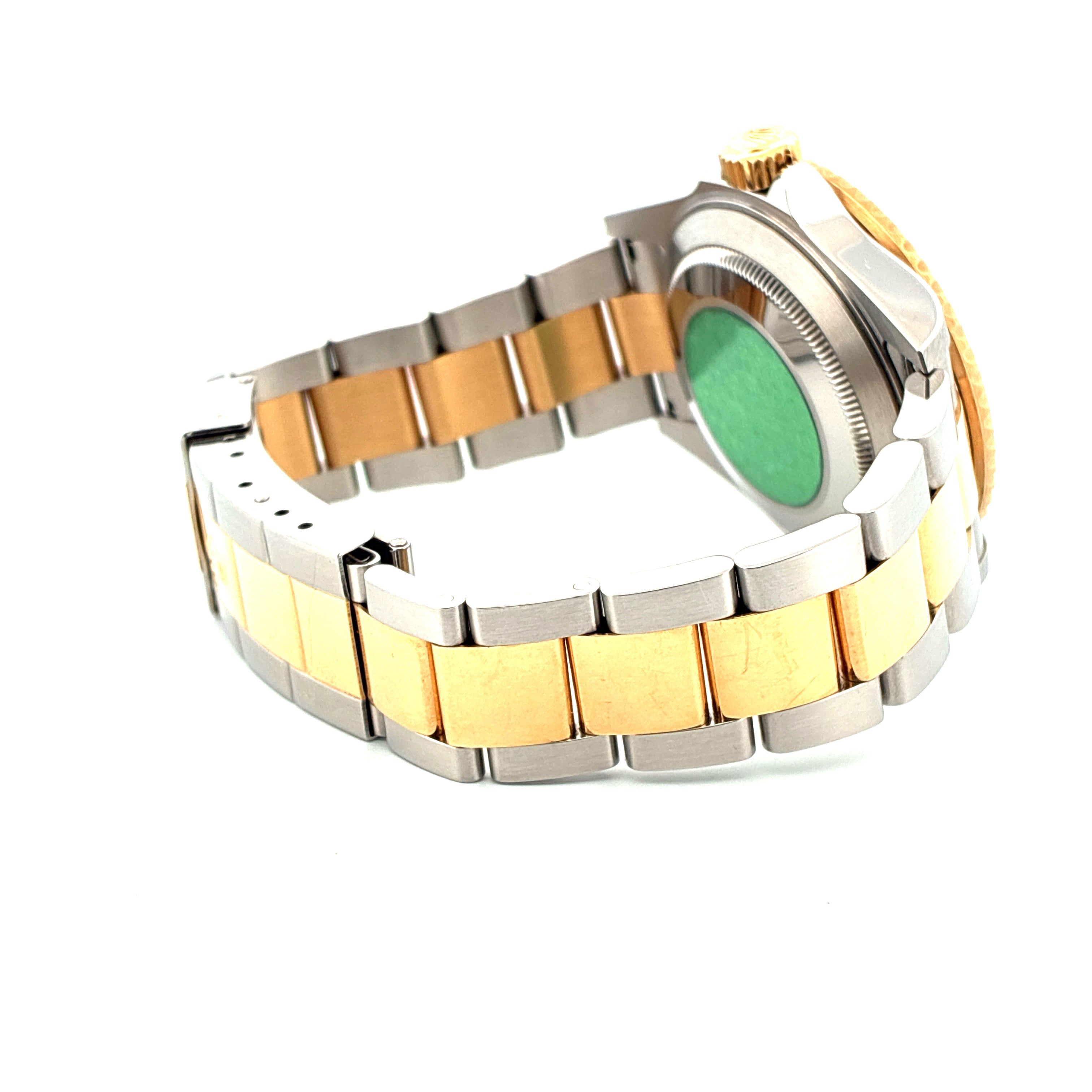 Rolex Submariner Date Bicolor von 2006 im Profil mit Stahl und Gold Armband und gruenem Zifferblatt auf weissem Hintergrund
