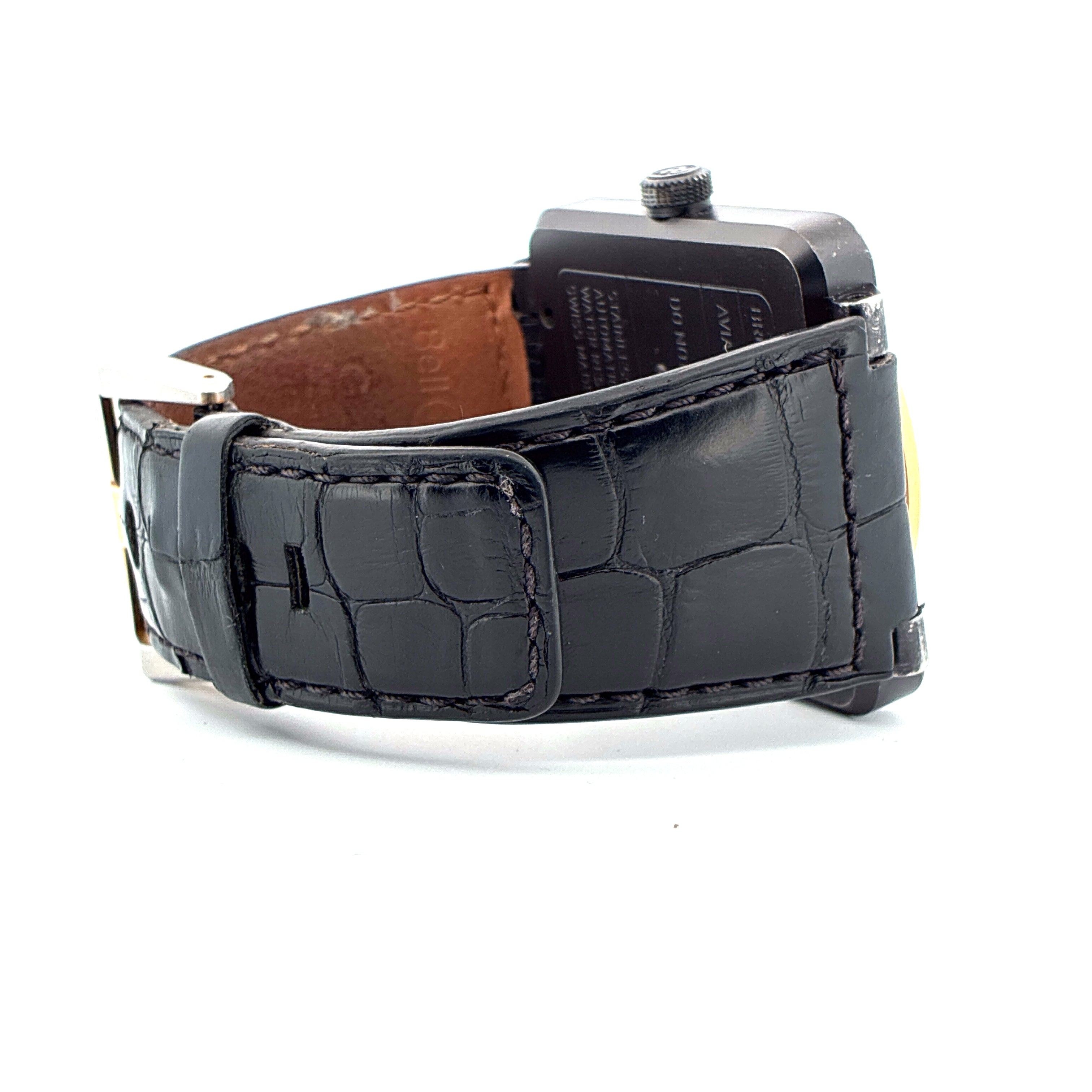 Bell & Ross Aviation Military mit schwarzem Krokodillederarmband von der Seite