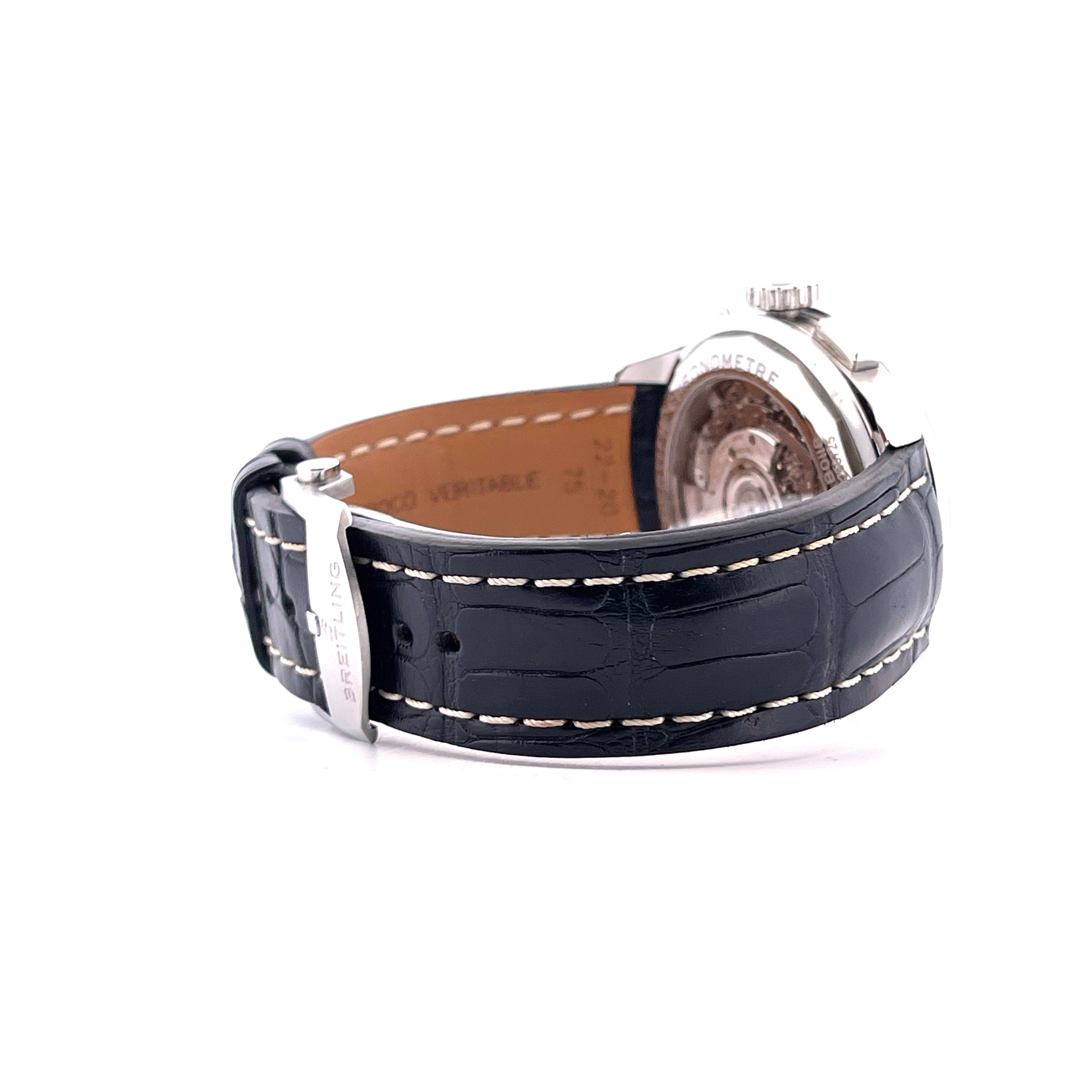 Detailaufnahme einer Breitling Premier B01 Chronograph 42 Uhr mit schwarzem Krokodilarmband
