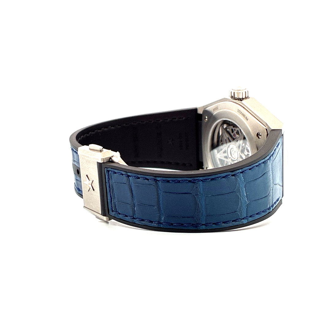 Zenith Defy Classic Titan 2024 Rückansicht mit blauem Kroko-Lederarmband und Titanfaltschließe