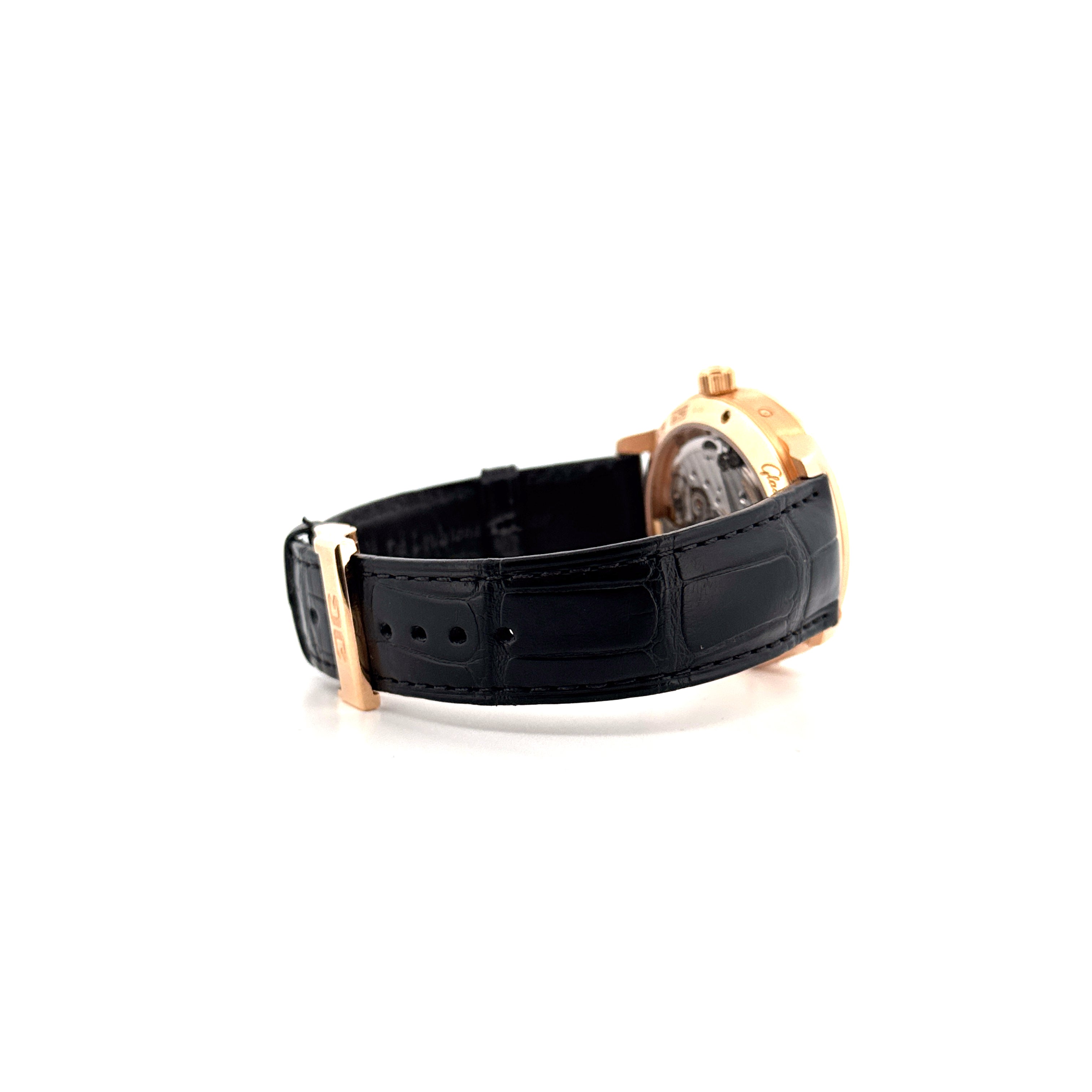 Seitenansicht einer Glashütte Original Senator PanoMaticLunar Uhr aus Roségold mit schwarzem Lederarmband