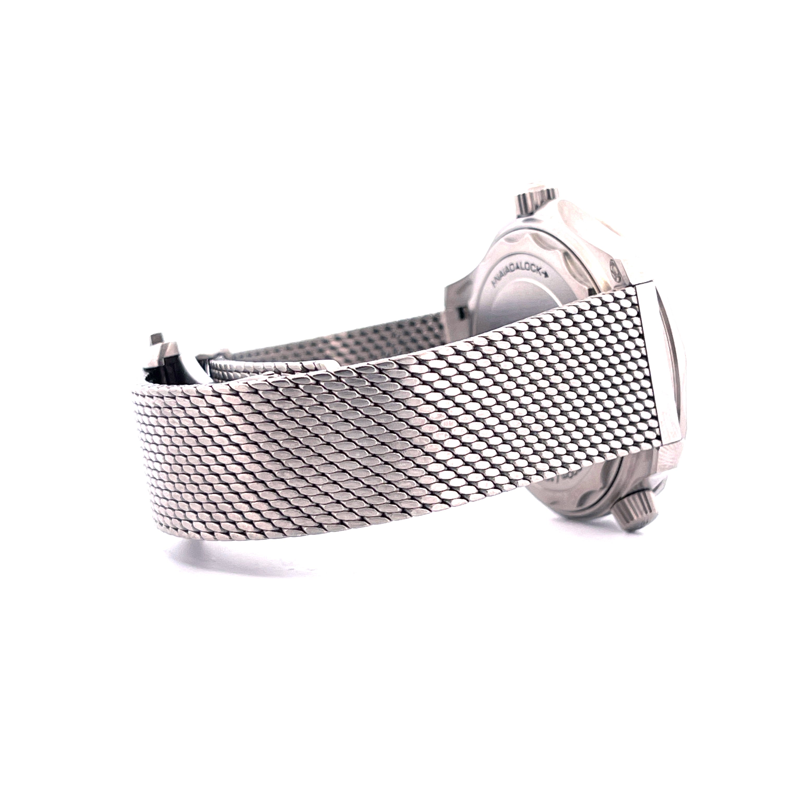 Seitenansicht einer Omega Seamaster Diver 300m aus Titan mit Milanaise-Armband