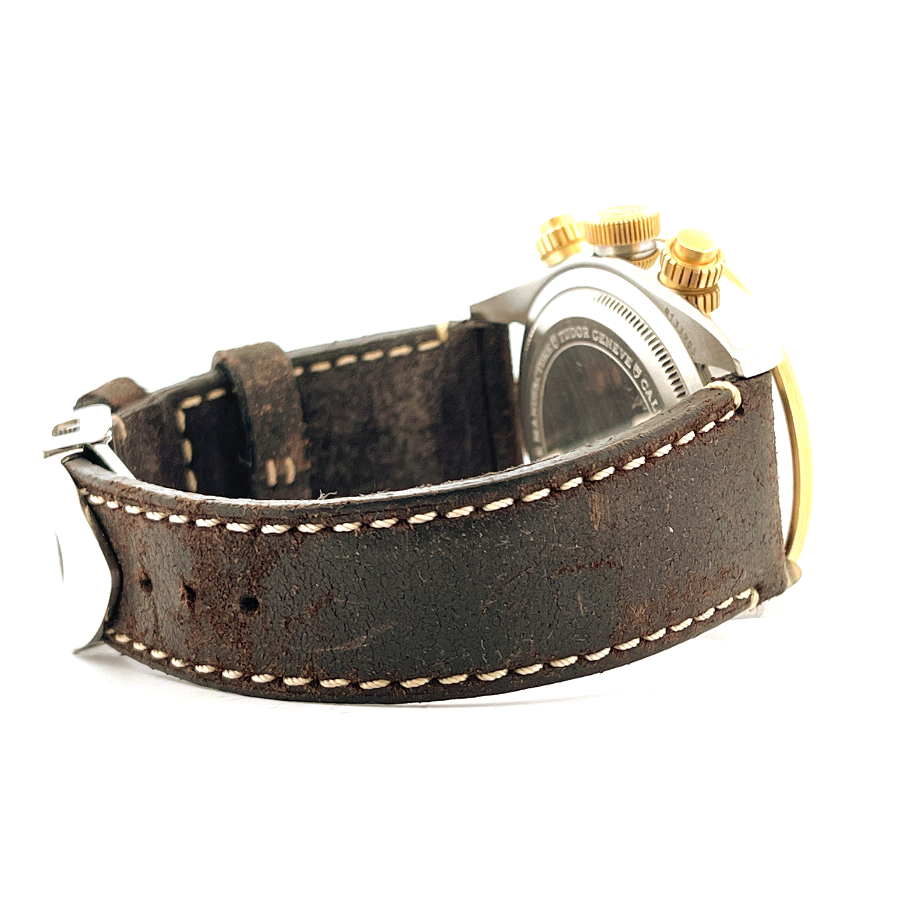 Seitenansicht der Tudor Black Bay Chrono S&G mit dunkelbraunem Lederarmband und goldenen Chronographendrückern