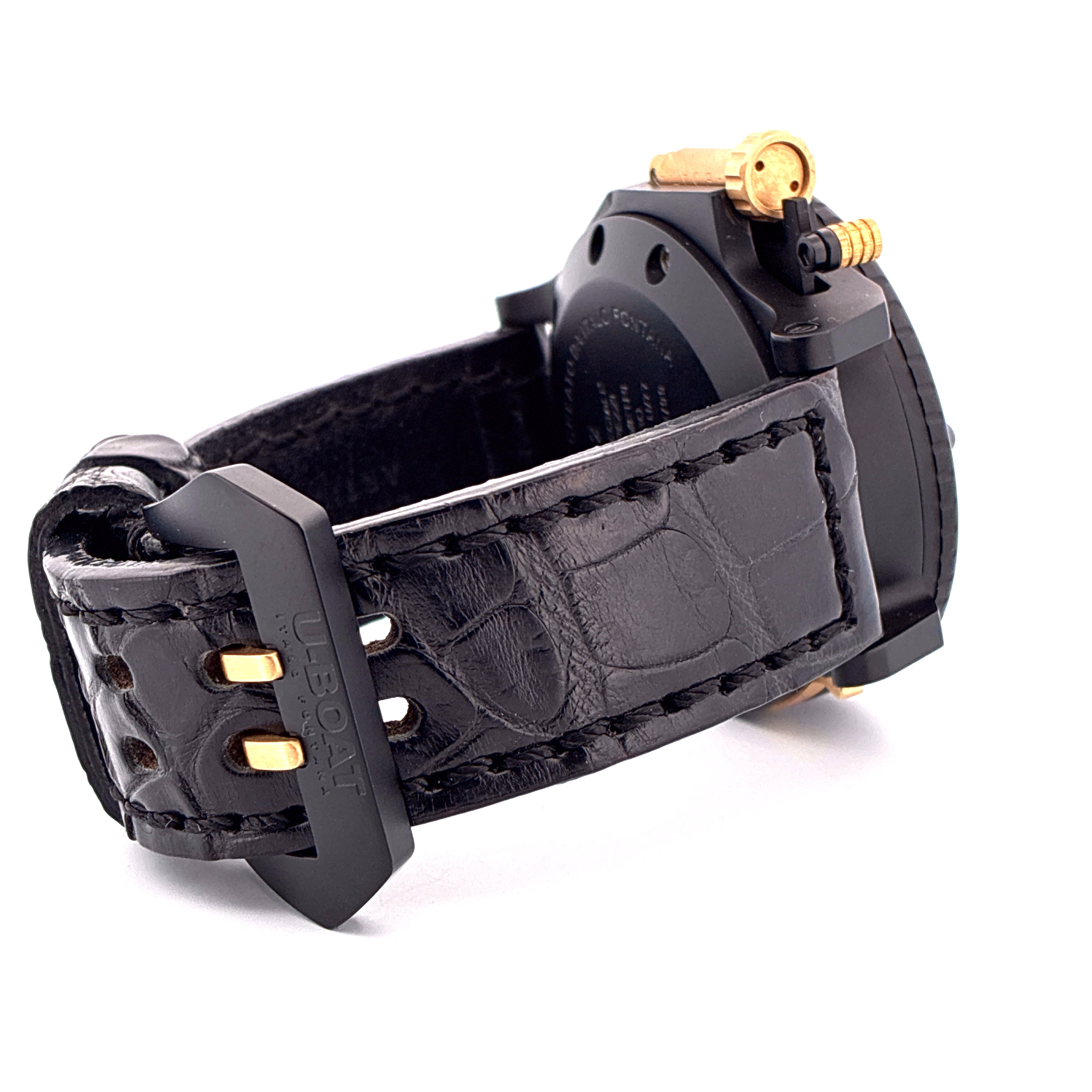 Seitenansicht einer schwarzen U-Boat U-42 Limited Edition Uhr mit schwarzem Lederarmband und goldener Krone auf weißem Hintergrund