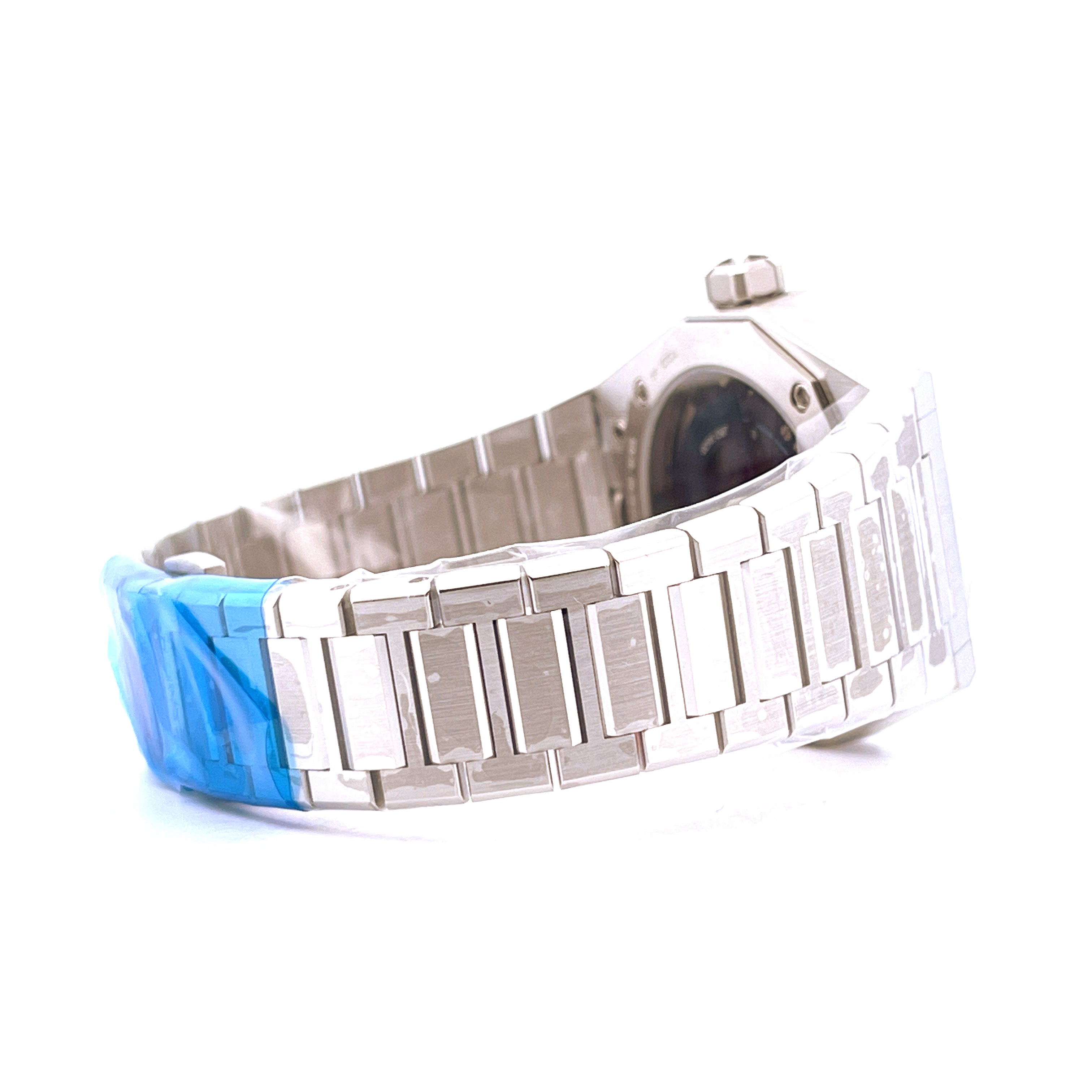 Seitenansicht einer neuen Zenith Defy Skyline Skeleton Uhr aus Edelstahl mit blauem Schutzfolienband auf weißem Hintergrund
